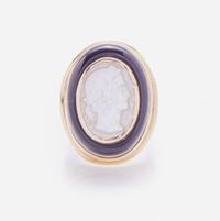 A 14K Yellow Gold, Black Onyx, and Mother of Pearl Cameo Ring