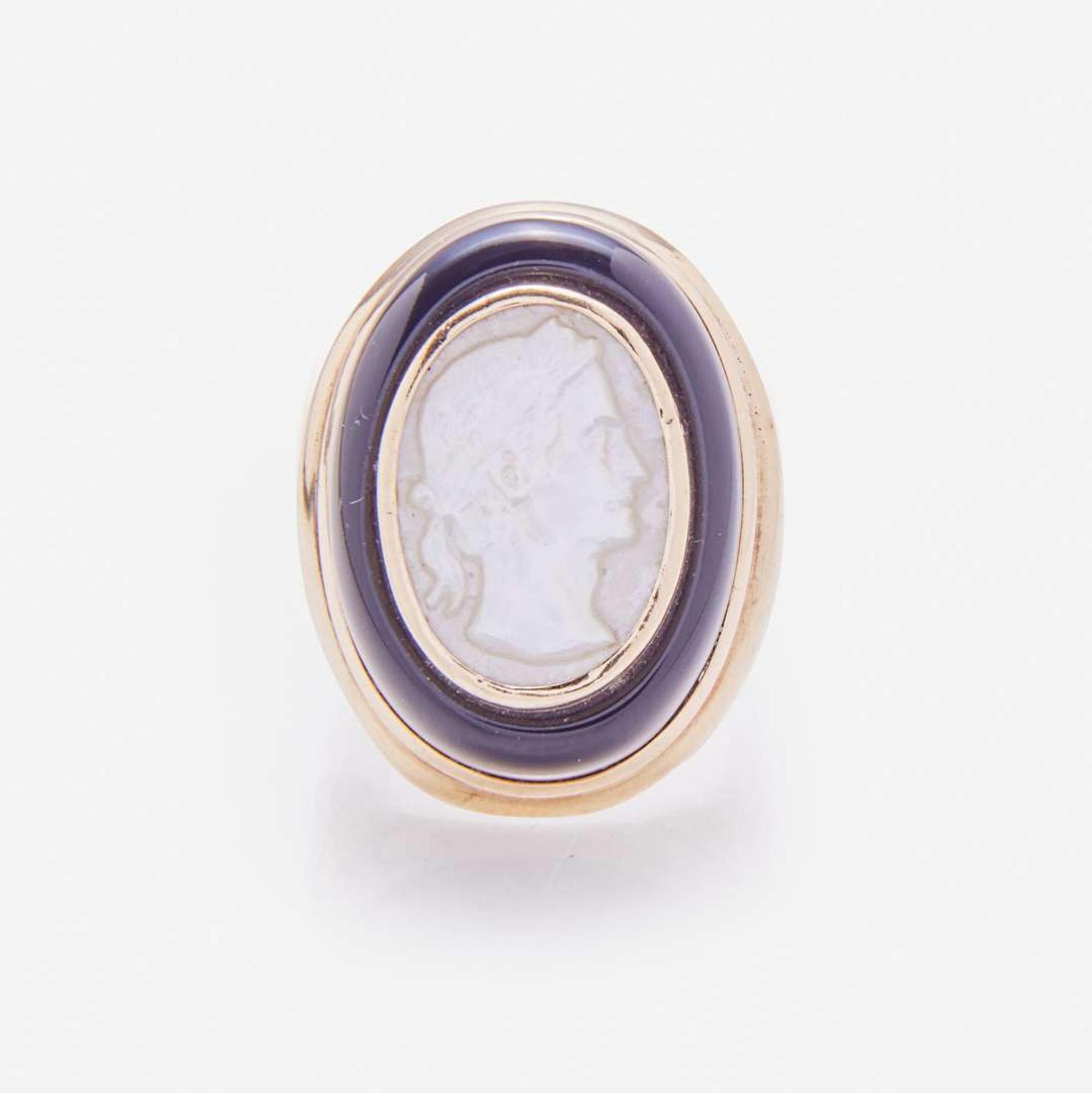 A 14K Yellow Gold, Black Onyx, and Mother of Pearl Cameo Ring