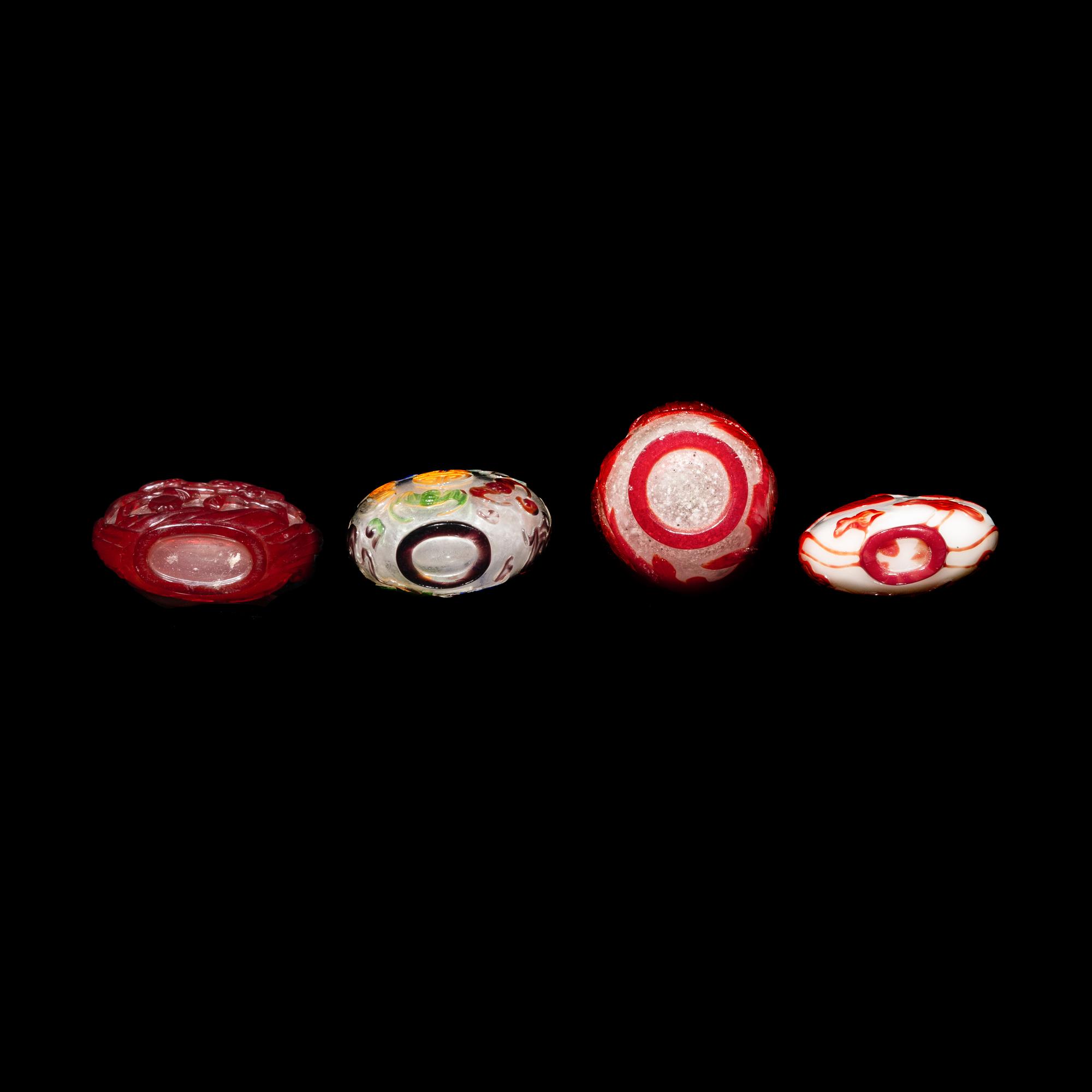 Four Chinese Glass Overlay Snuff Bottles, 19th-20th Century 晚清-民國 套料鼻烟壺四支