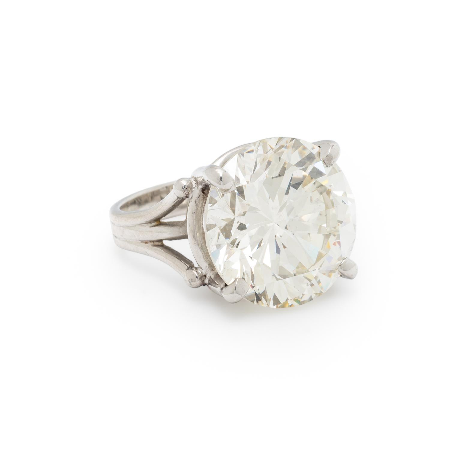 AN IMPORTANT DIAMOND AND PLATINUM RING