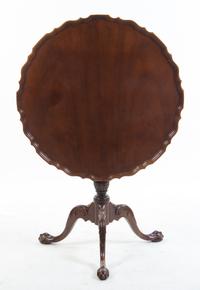 A Baker Mahogany Tilt-Top Tea Table Height 28 x diameter 30 inches. — 20TH CENTURY