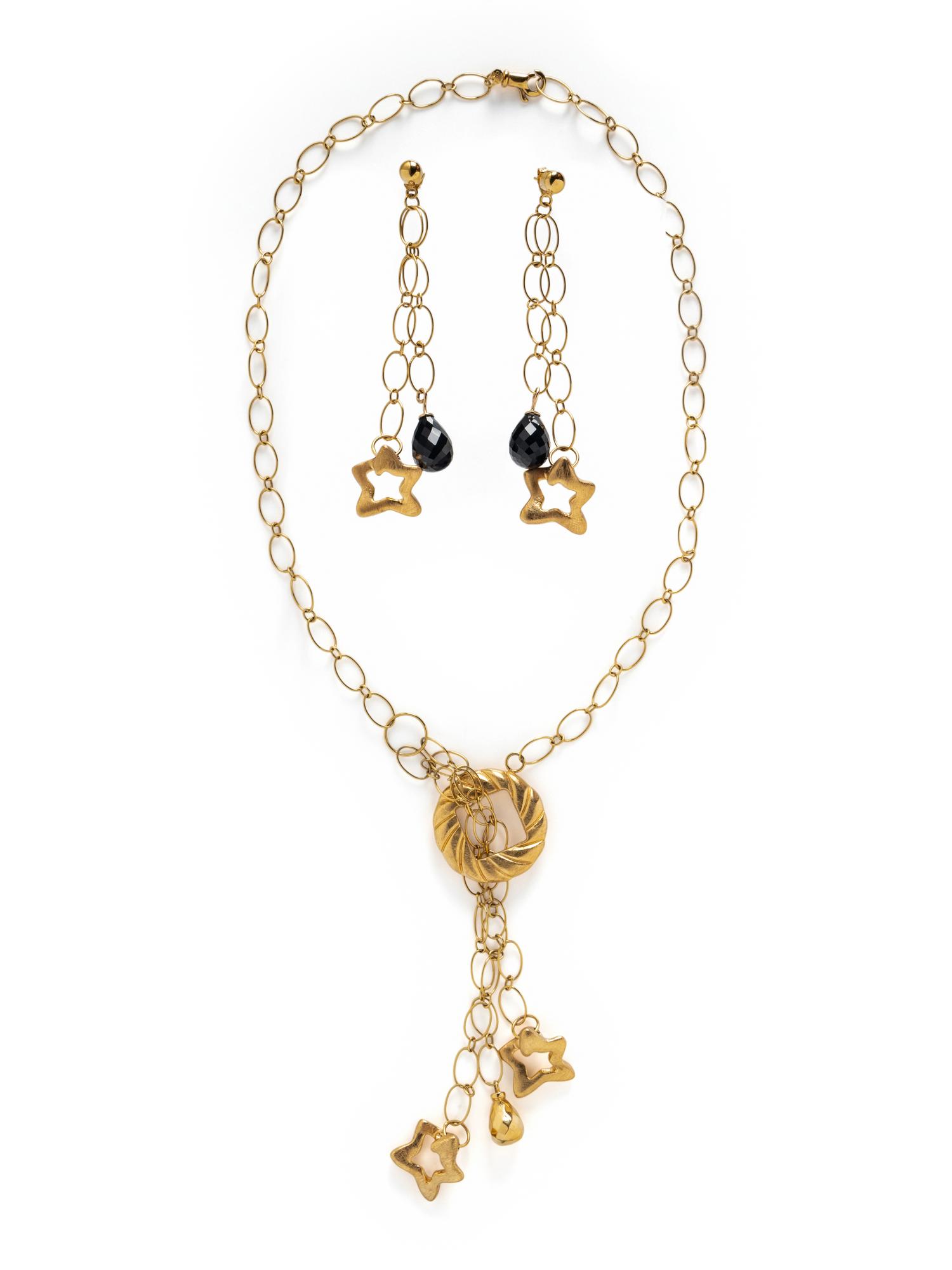 OXO, YELLOW GOLD NECKLACE AND EARRINGS