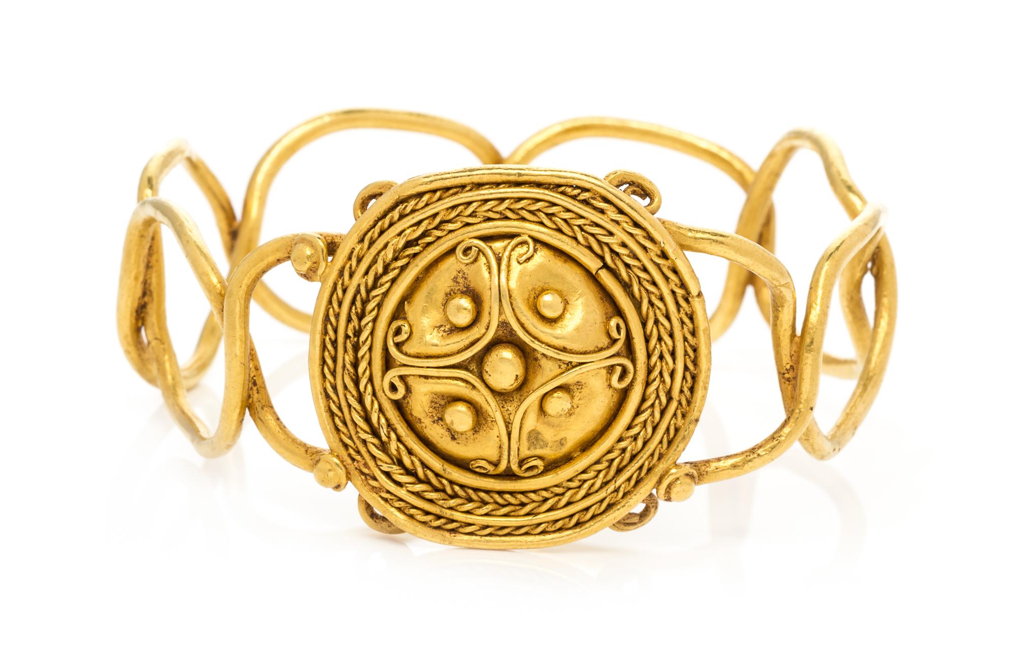 A High Karat Yellow Gold Armband, 55.50 dwts.