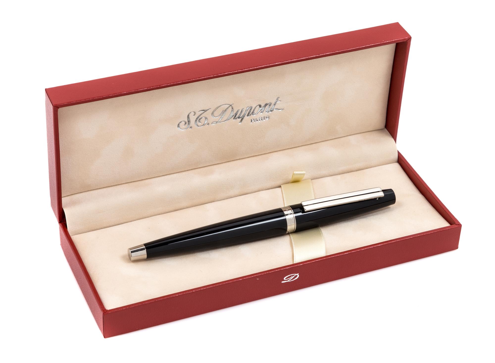 An S.T. Dupont Ellipsis: Composite Noir Fountain Pen
