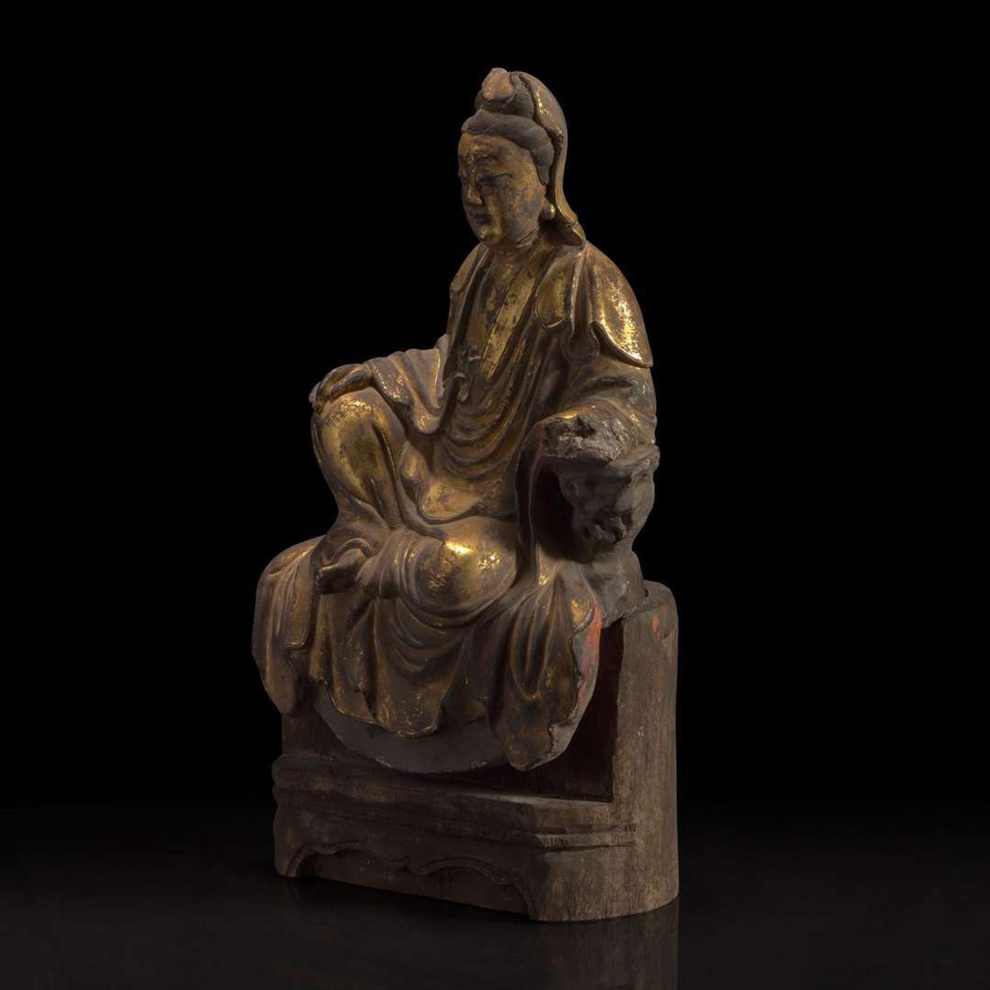 A Chinese gilt-lacquered stucco figurine of Guanyin 泥塑鎏金观音 18th century or earlier ???????