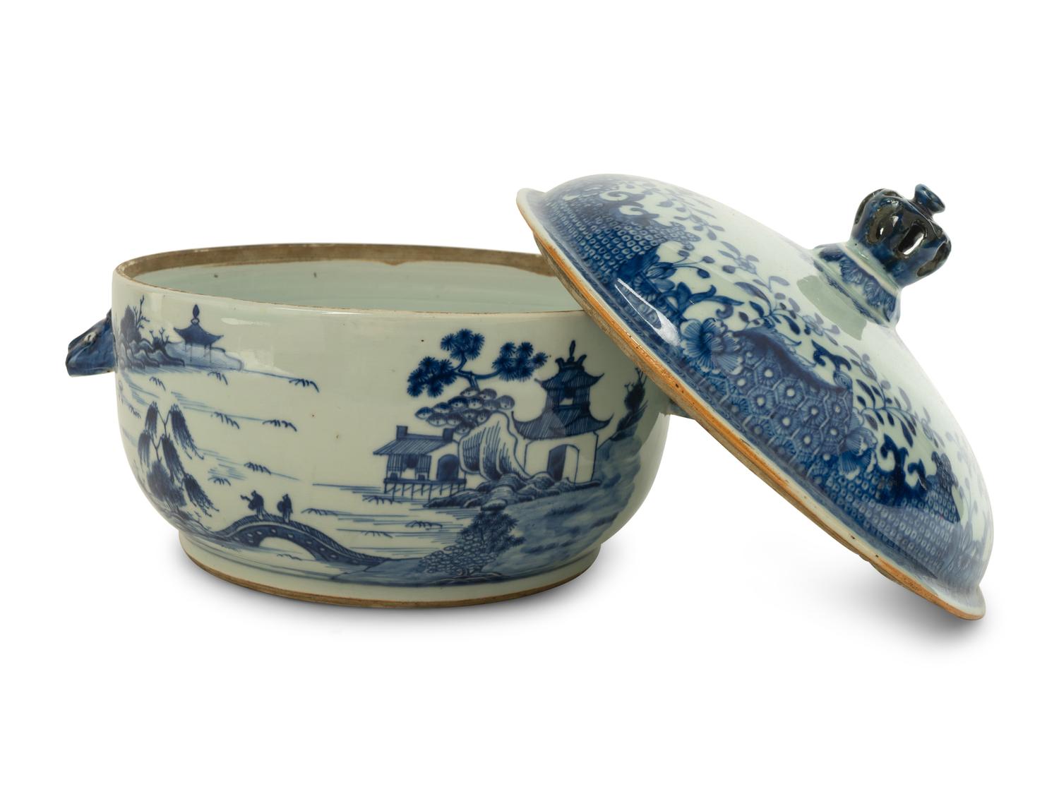 A Chinese Export Blue and White Porcelain Tureen — 19TH CENTURY