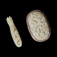 A Chinese Carved Jade Plaque-Inset Silver Box and a Jade 'Dragon' Belt Hook, 18th/19th Century 清中期 銀嵌玉牌香盒及蒼龍教子帶鈎