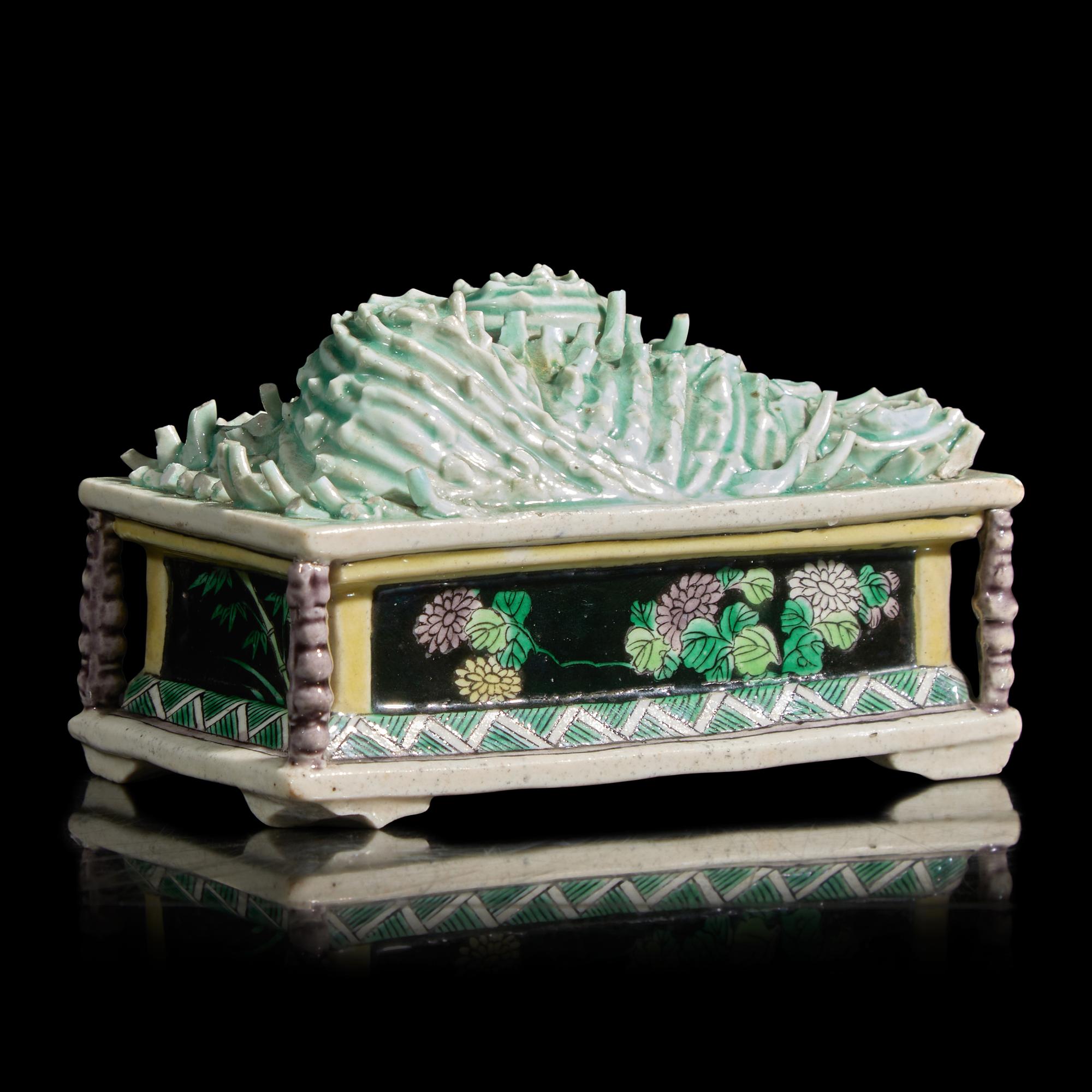 A Chinese Famille Verte 'Mountain' Brush Rest, Possibly 19th Century — 或為清晚期 素三彩山子形筆架
