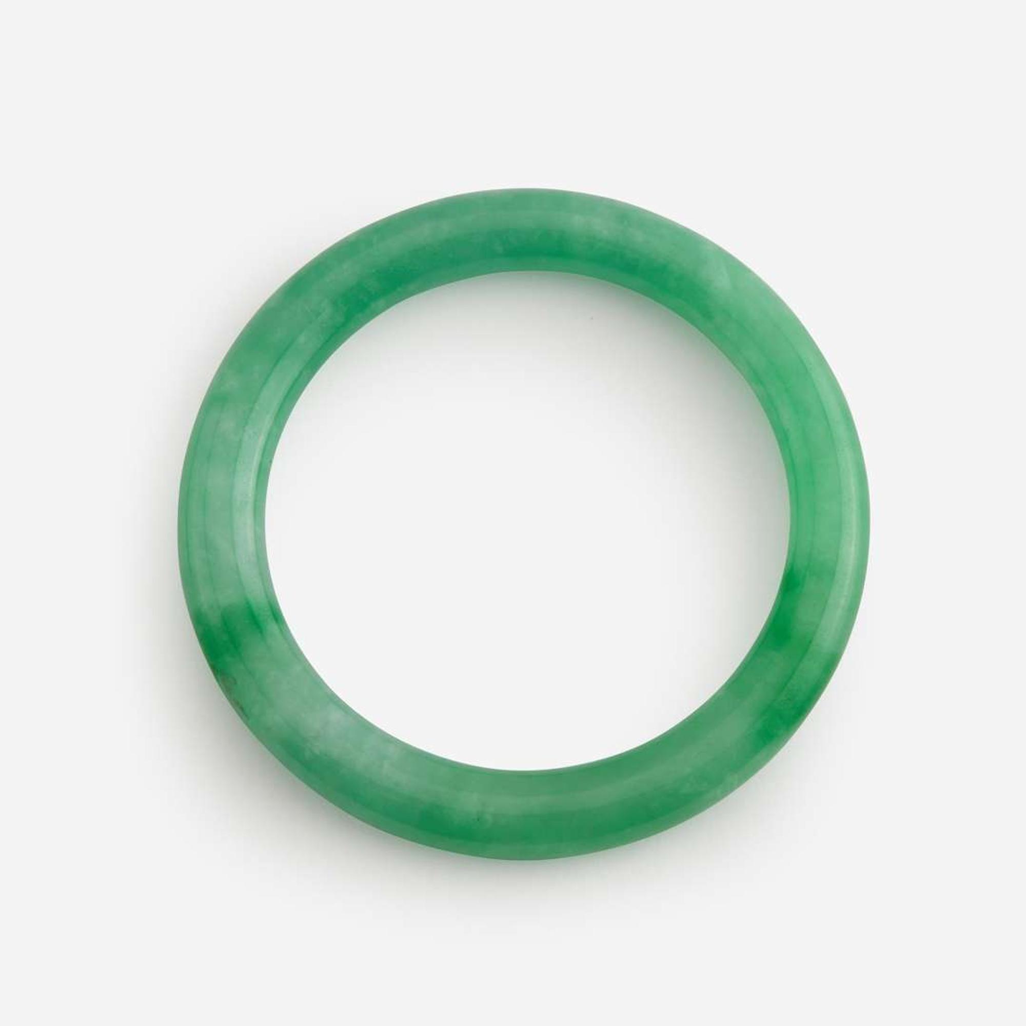 Two jadeite bangles 翡翠圆条镯一组两件