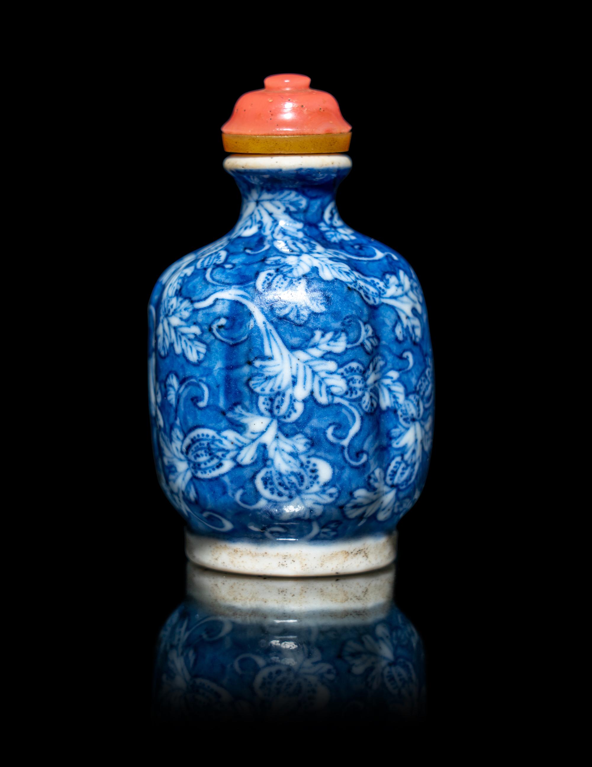 A Chinese Blue and White Porcelain Lobed 'Melon' Snuff Bottle