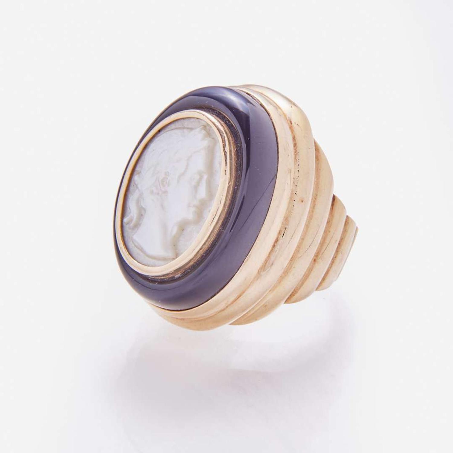 A 14K Yellow Gold, Black Onyx, and Mother of Pearl Cameo Ring