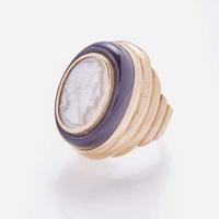 A 14K Yellow Gold, Black Onyx, and Mother of Pearl Cameo Ring