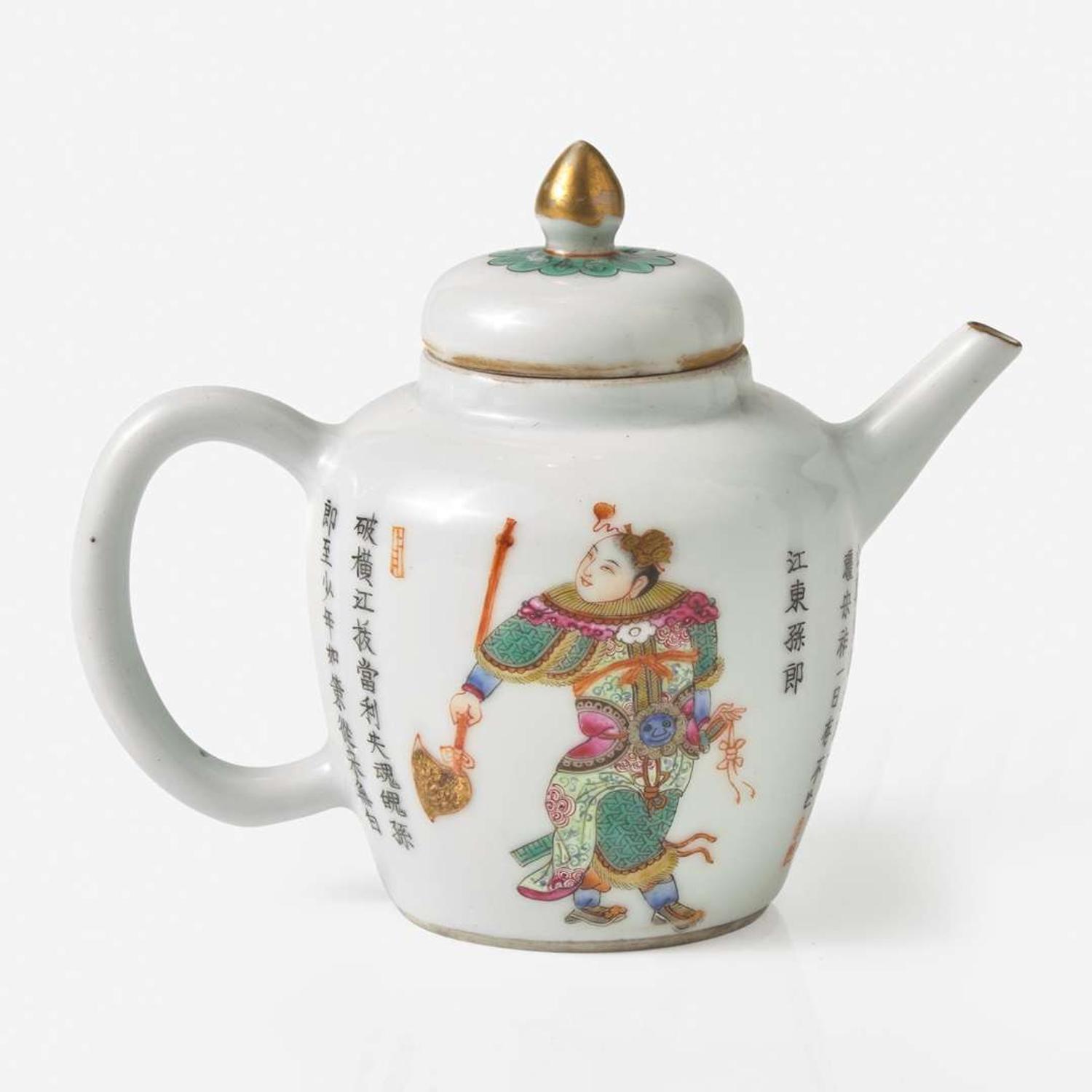 A small Chinese famille rose-enameled porcelain "Wu Shuang Pu" type teapot 粉彩無雙譜茶壺