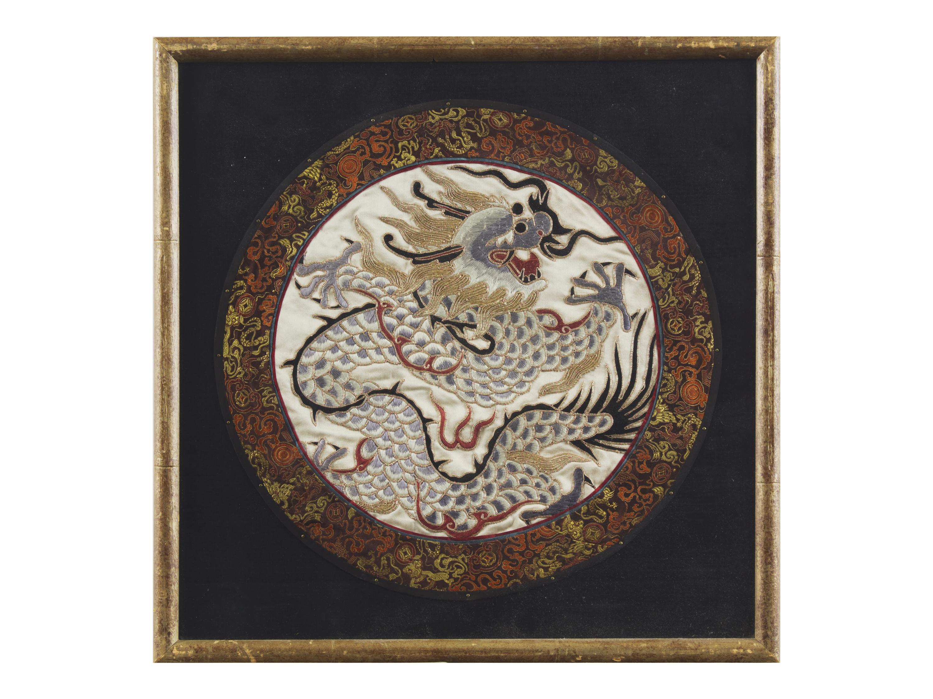 Three Chinese Embroidered Silk Panels, Late 19th-20th Century 清晚期 綉片一組三件