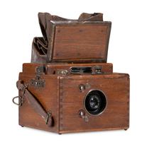 [EARLY PHOTOGRAPHY]. "Ensign" Roll Film Reflex Tropical Model camera. Houghton-Butcher Mfg. Co, London, ca 1920s.