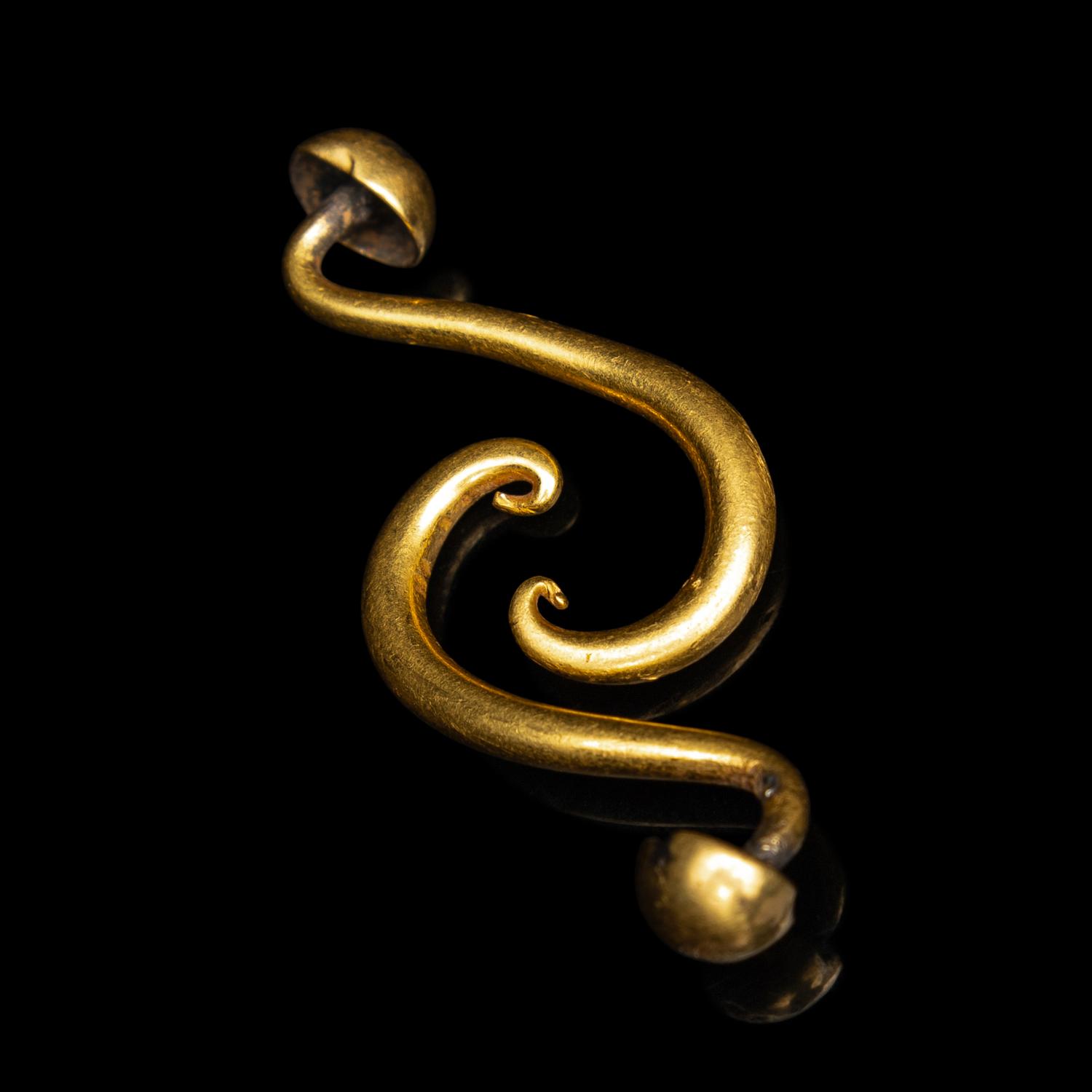 A Pair of Chinese Gold 'Clove' Earrings, Erhuan, Ming Dynasty 明 釘頭金丁香耳環一對