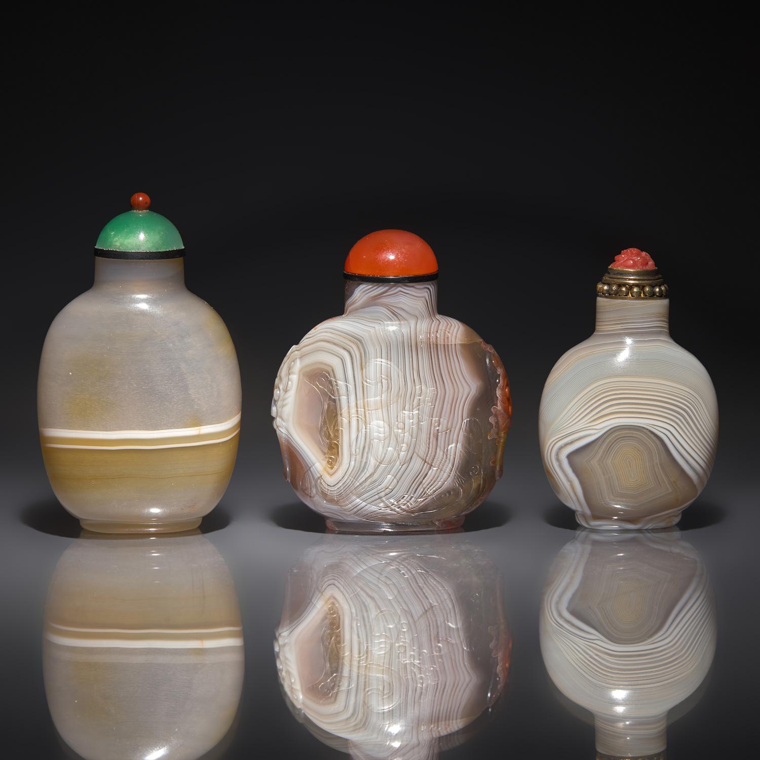Three Chinese Agate Snuff Bottles, 19th to 20th Century — 晚清-民國 瑪瑙鼻烟壺三支