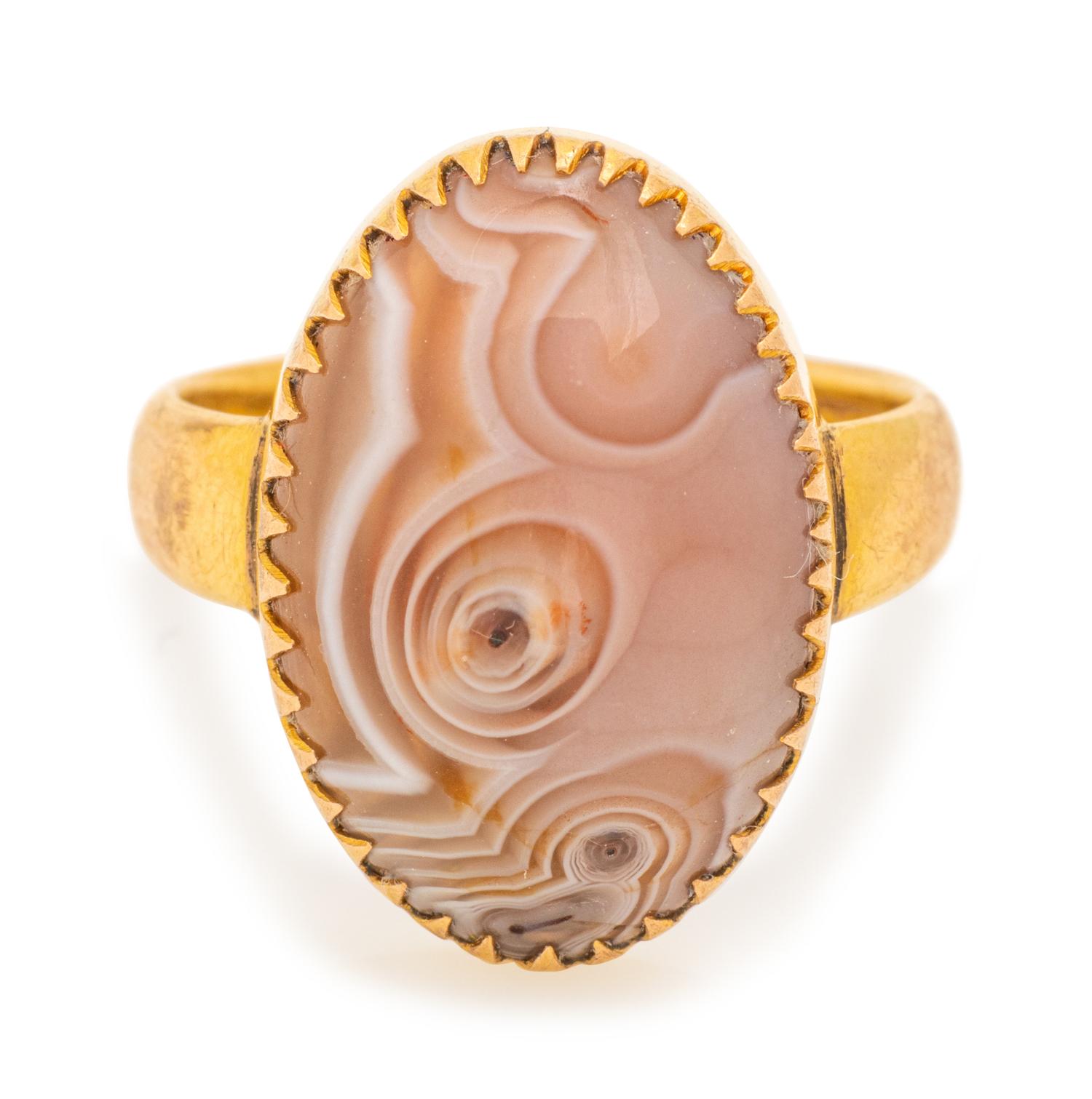 An 18 Karat Yellow Gold and Agate Ring,