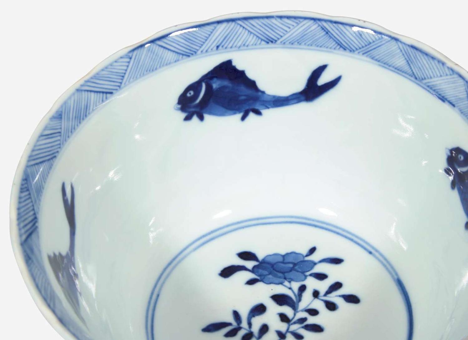 A Chinese blue and white porcelain "Fishes" bowl, Kangxi period 青花游魚盌 清 康熙
