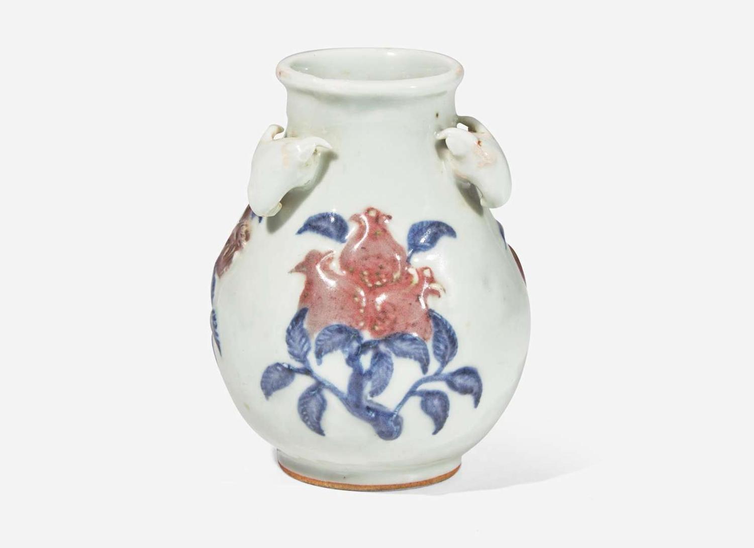 A small Chinese underglaze blue and red vase, 18th/ early 19th century 青花釉裡紅花樽 十八或十九世紀初
