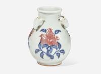 A small Chinese underglaze blue and red vase, 18th/ early 19th century 青花釉裡紅花樽 十八或十九世紀初