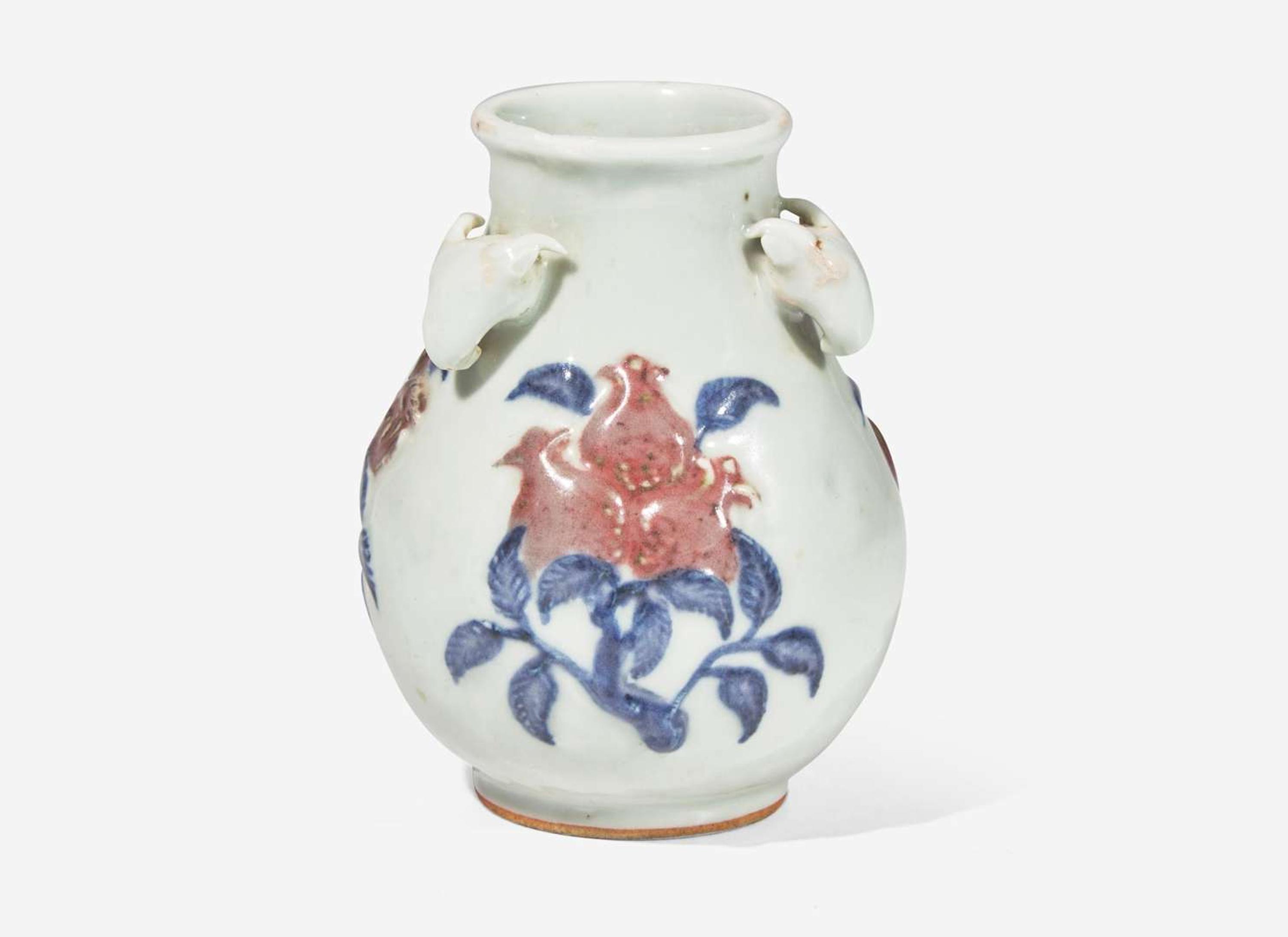 A small Chinese underglaze blue and red vase, 18th/ early 19th century 青花釉裡紅花樽 十八或十九世紀初