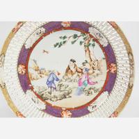 Three finely-decorated “Rockefeller” pattern Chinese export porcelain bowls and dishes 出口瓷一组三件 Circa ? 1805