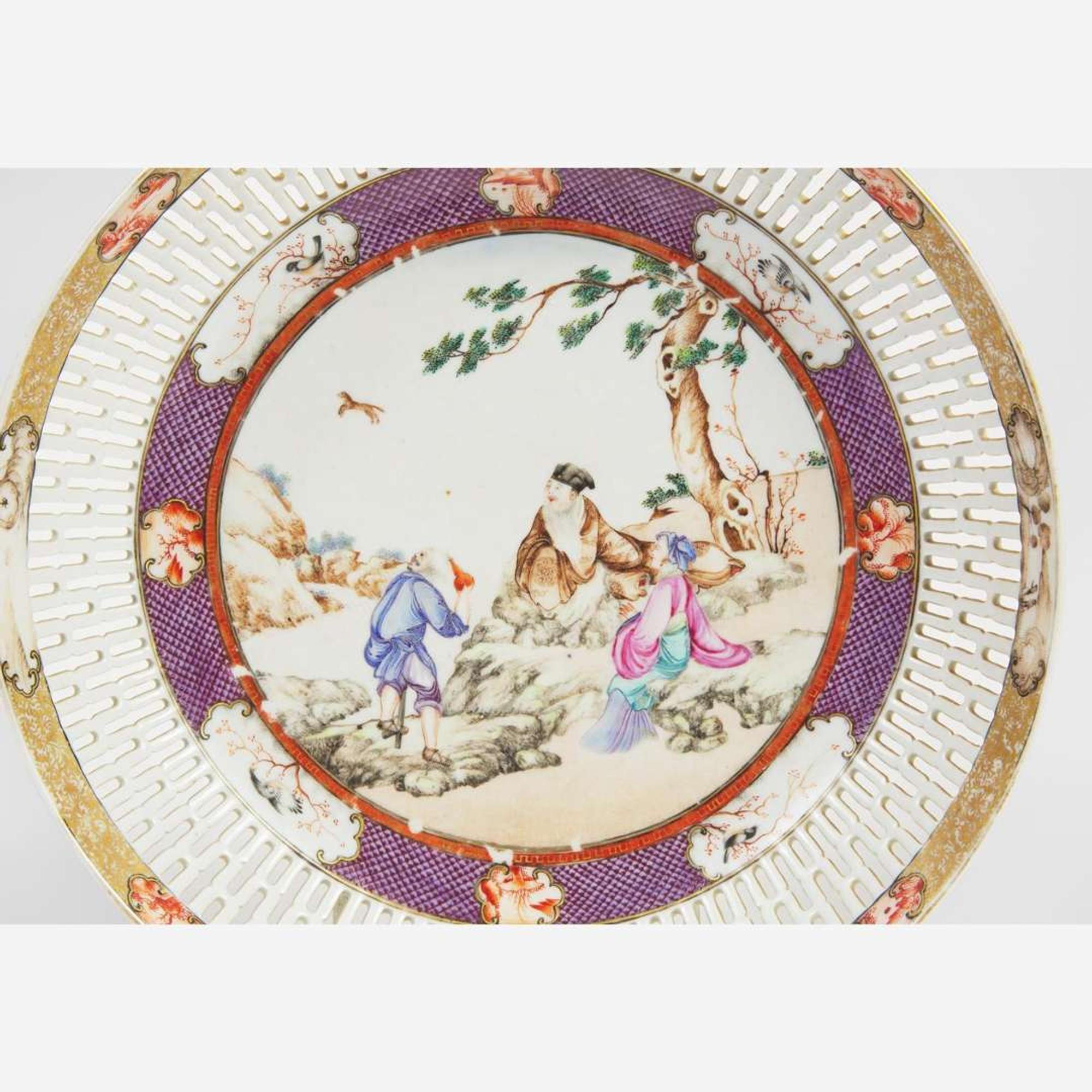 Three finely-decorated “Rockefeller” pattern Chinese export porcelain bowls and dishes 出口瓷一组三件 Circa ? 1805
