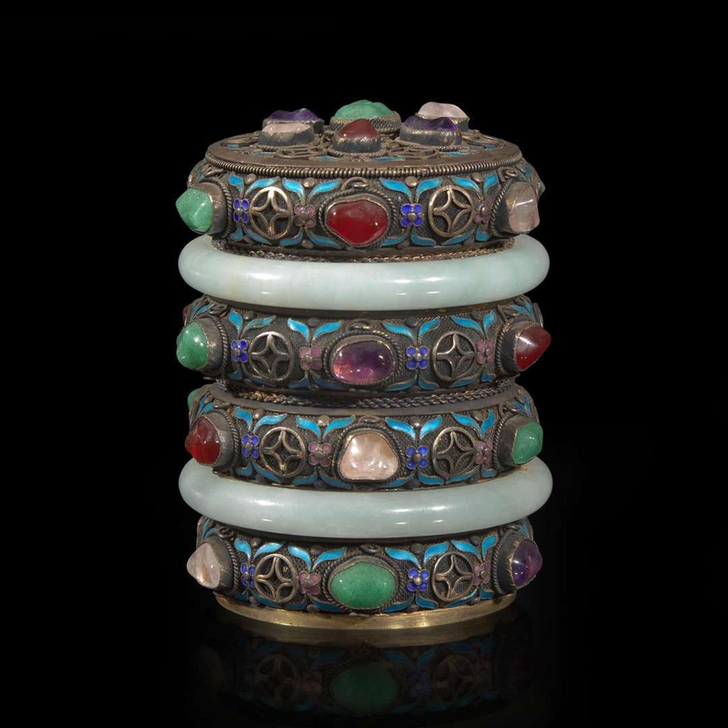 A Chinese jadeite and hardstone-embellished silver box and cover 翡翠宝石镶嵌银盖盒 20th century ????