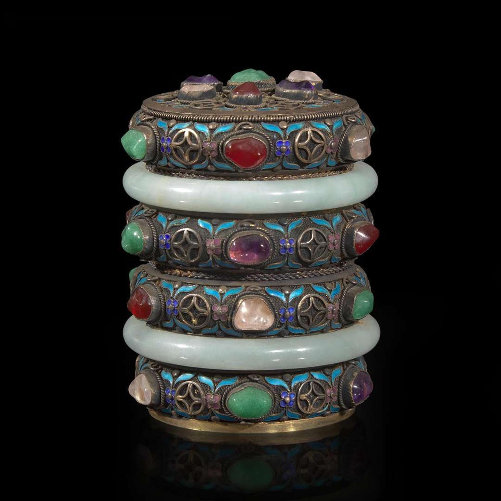 A Chinese jadeite and hardstone-embellished silver box and cover 翡翠宝石镶嵌银盖盒 20th century ????