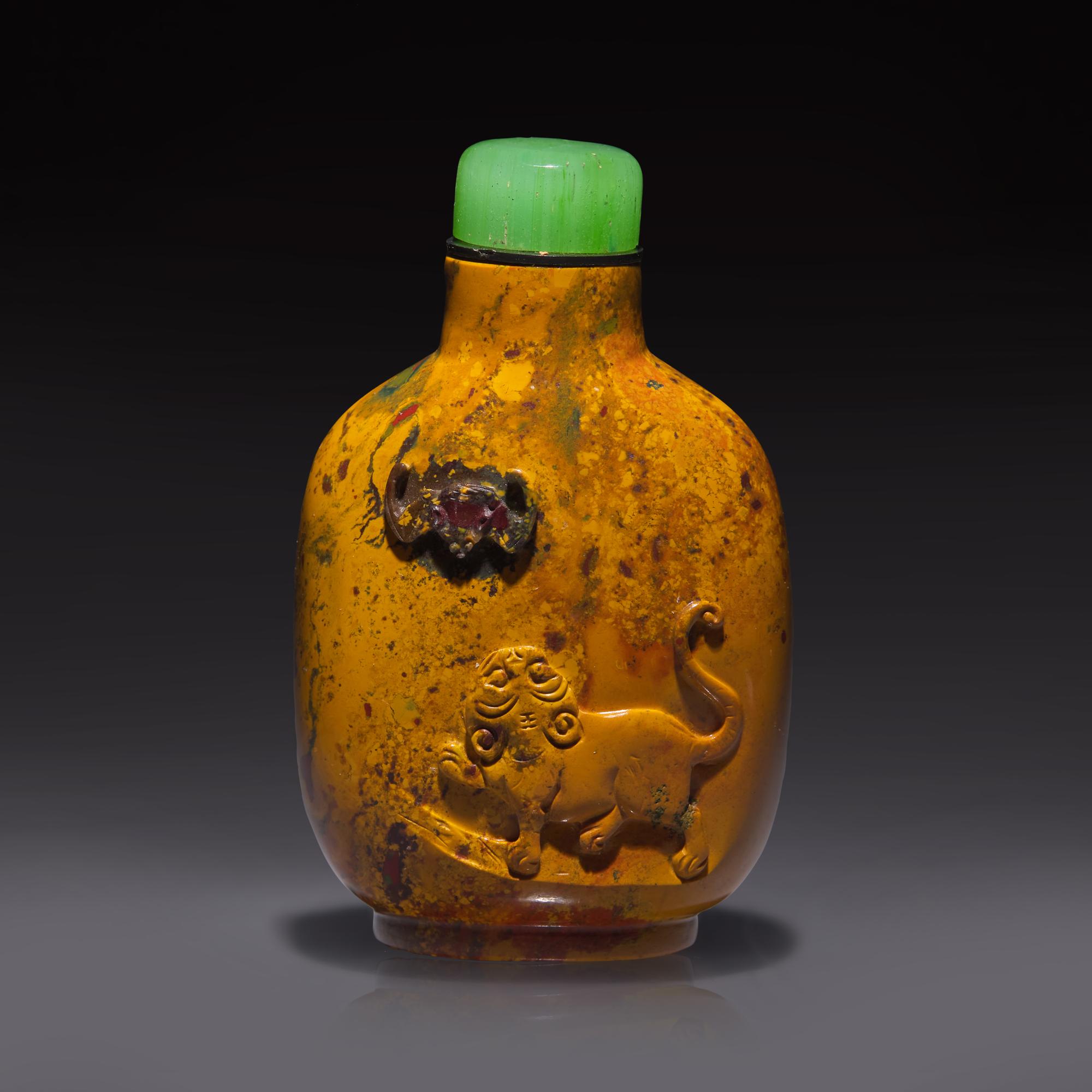 A Chinese Carved Jasper Snuff Bottle, Qing Dynasty, 19th Century — 清晚期 羊肝瑪瑙巧雕鼻煙壺