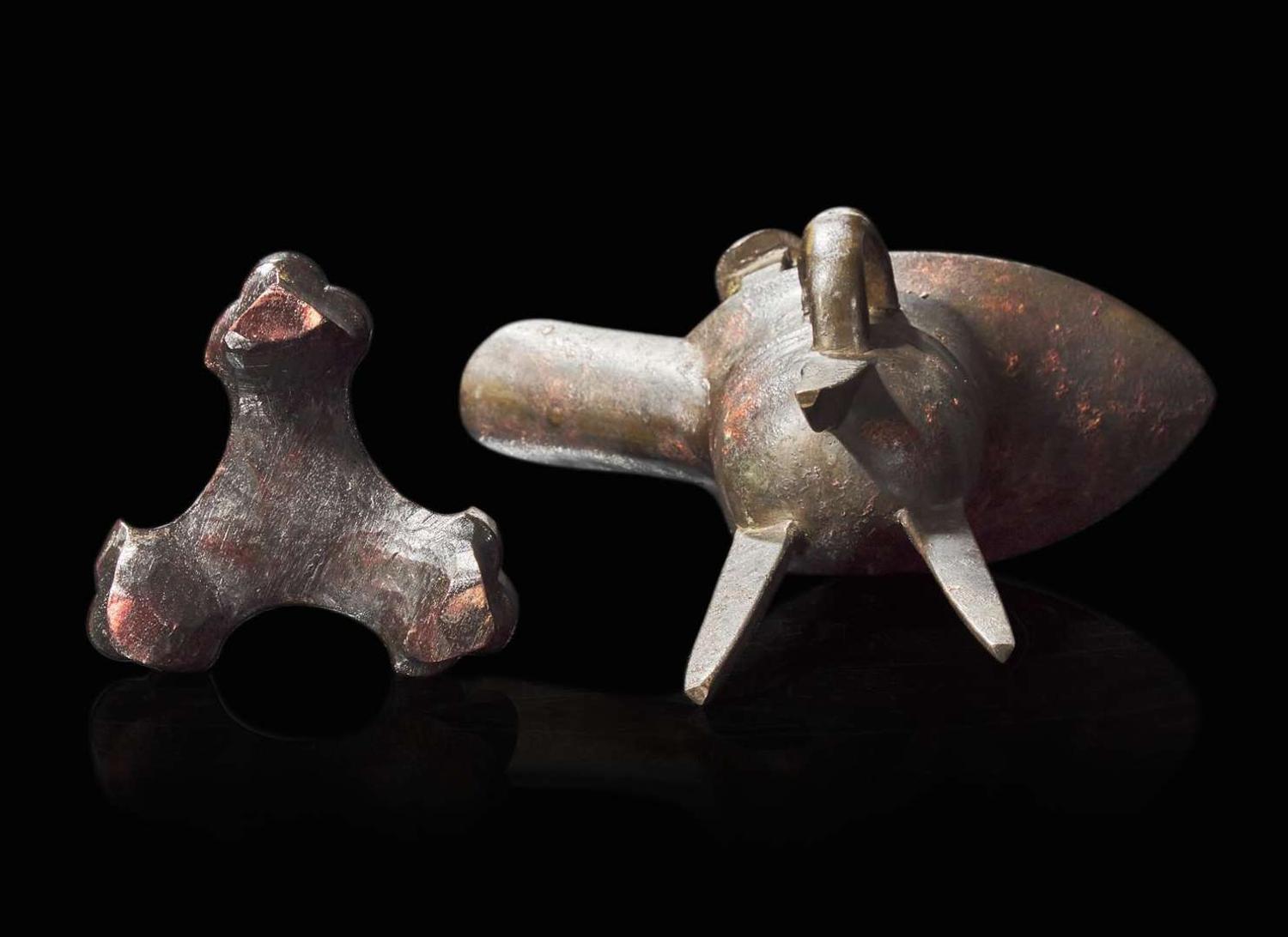A Chinese patinated bronze Jue cup, 18th century or earlier 銅加漆爵杯 十八世紀或更早