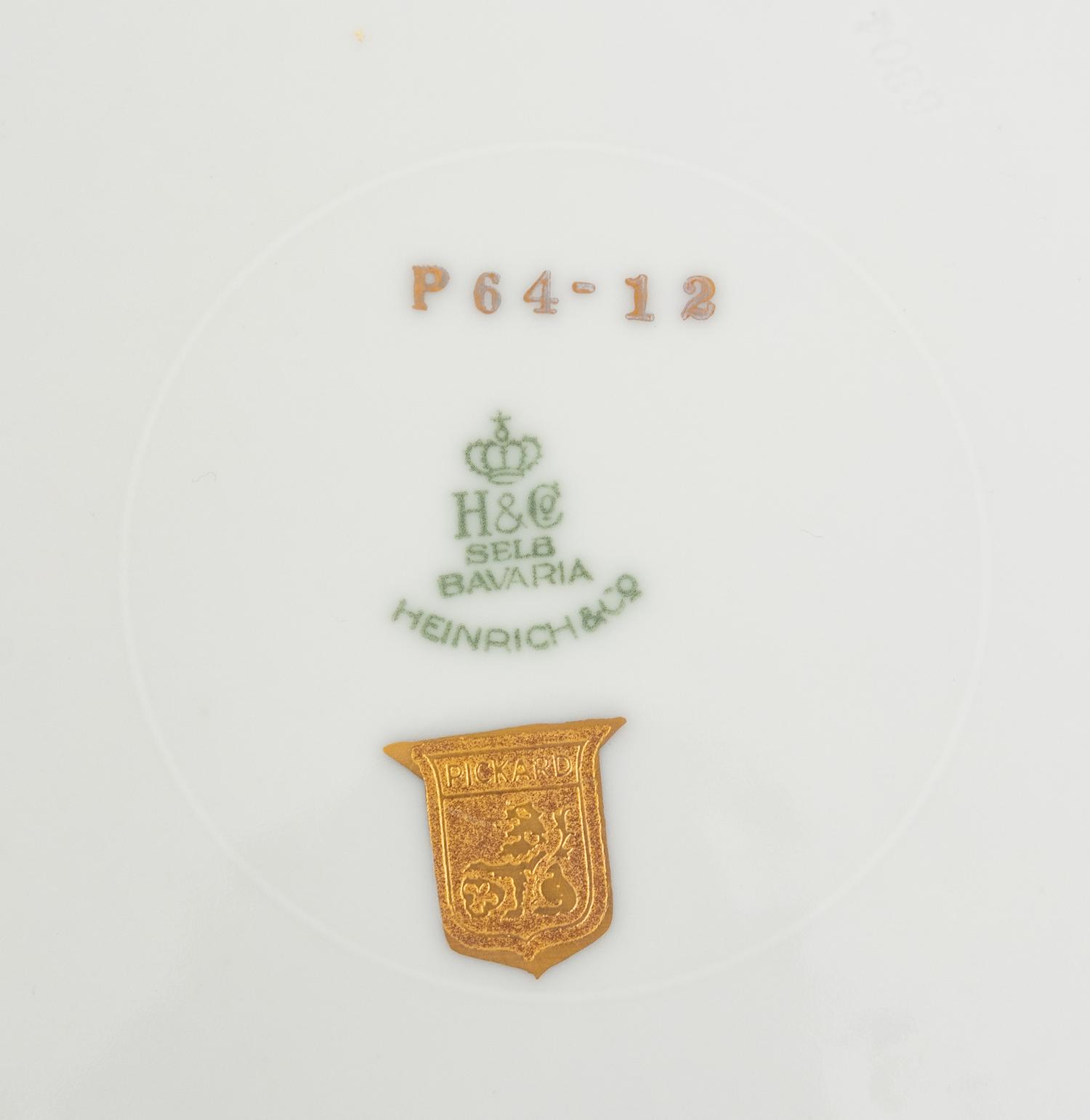 A Set of Eight Bavarian Parcel Gilt Porcelain Dinner Plates