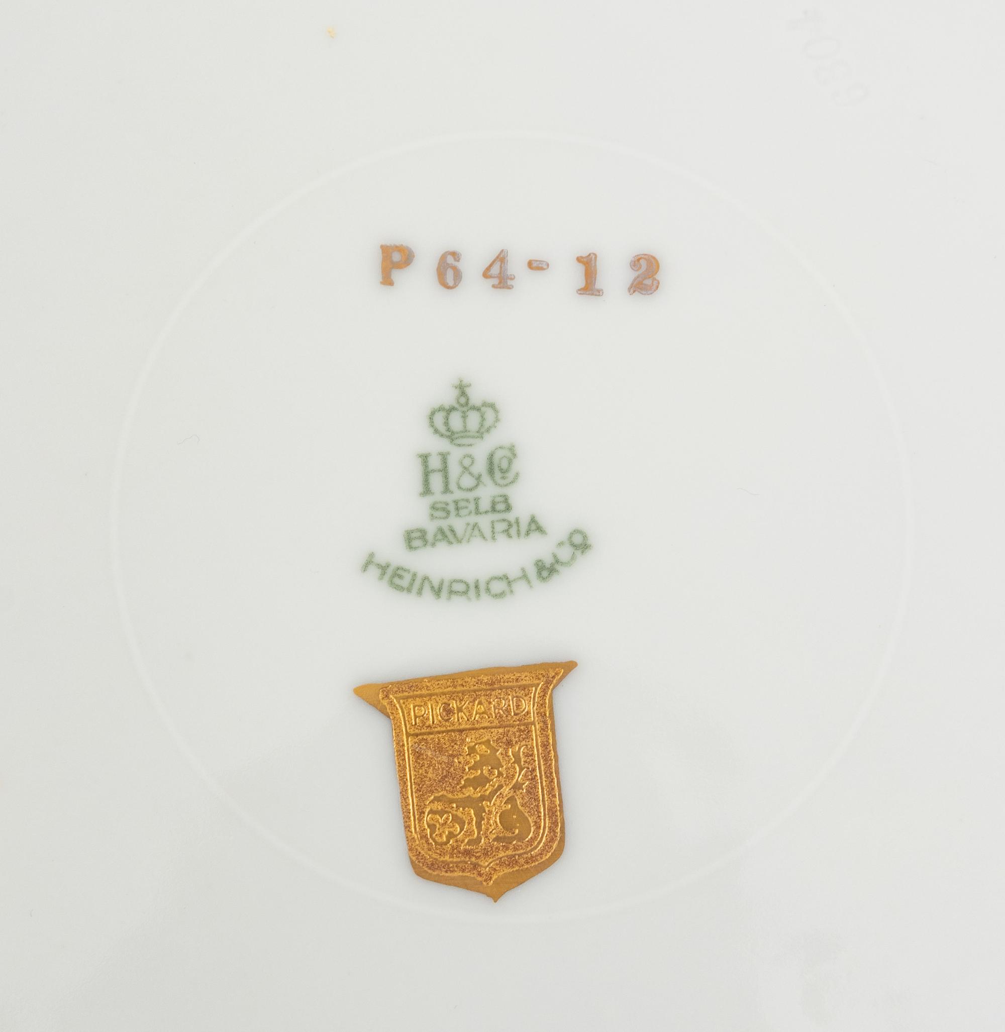 A Set of Eight Bavarian Parcel Gilt Porcelain Dinner Plates