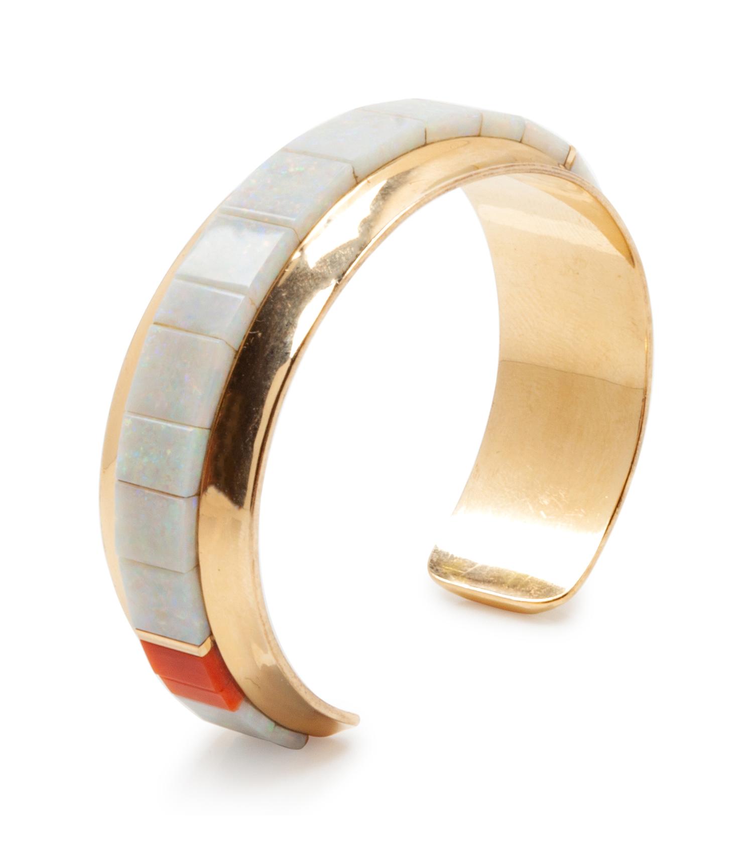Yellow gold bracelet with shell inlay