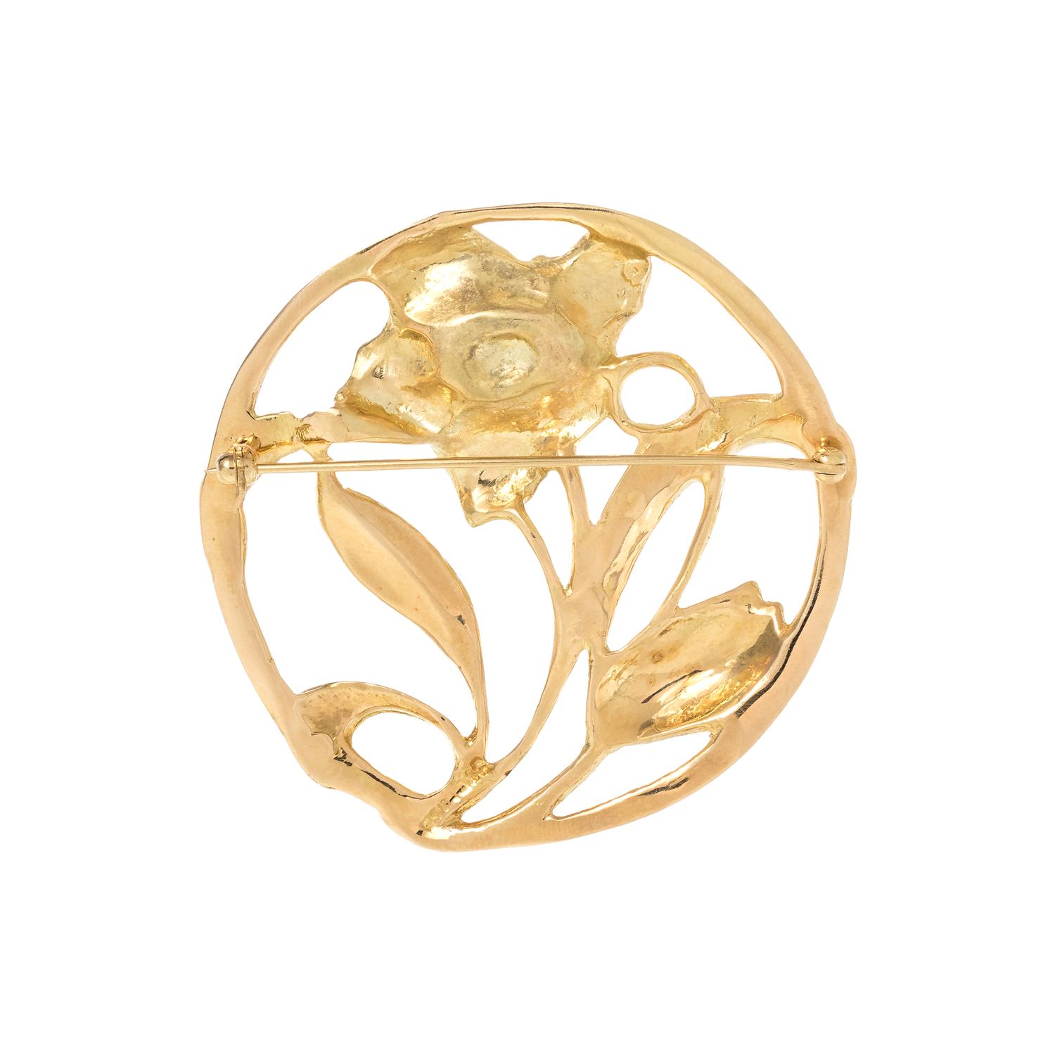 YELLOW GOLD AND CORAL BROOCH