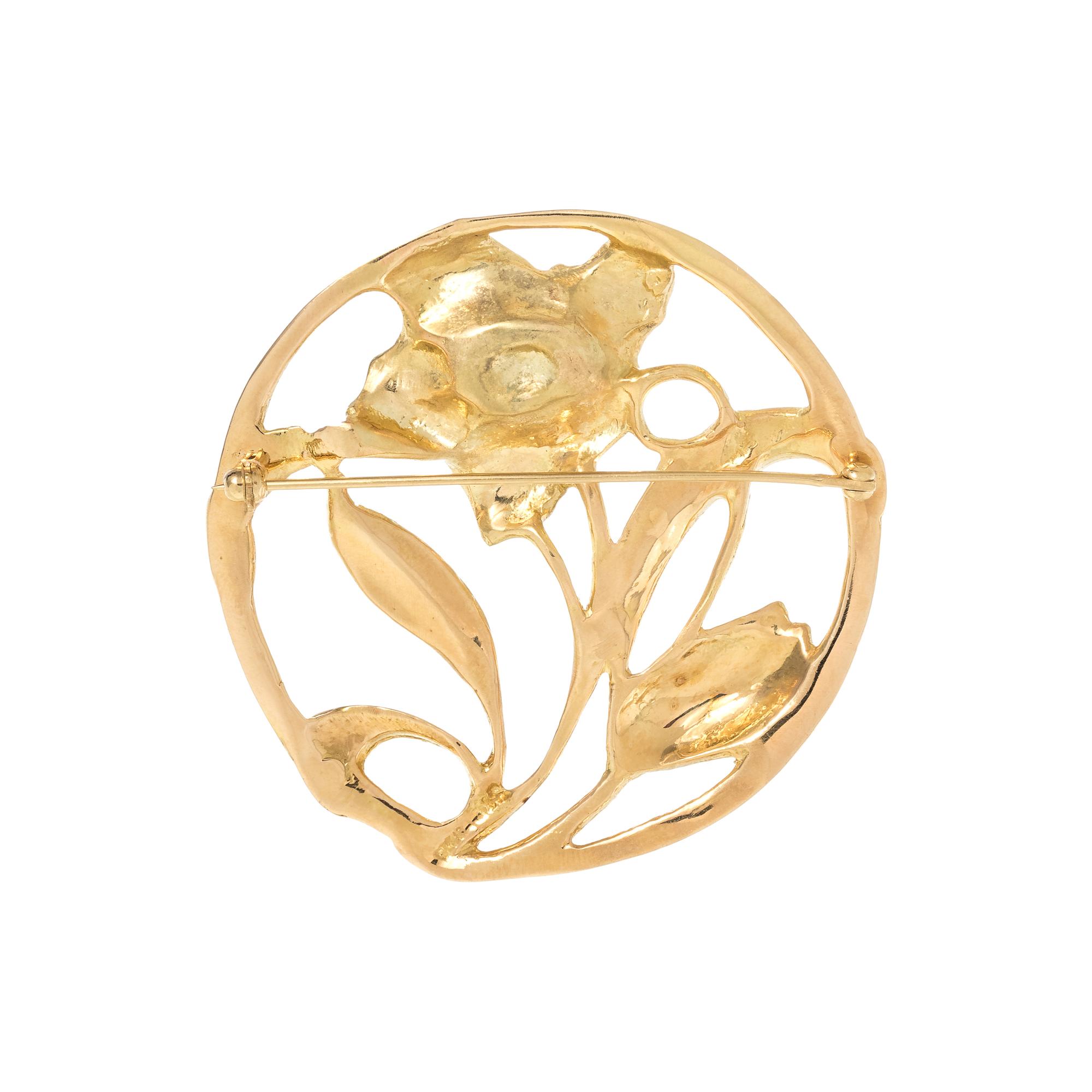 YELLOW GOLD AND CORAL BROOCH
