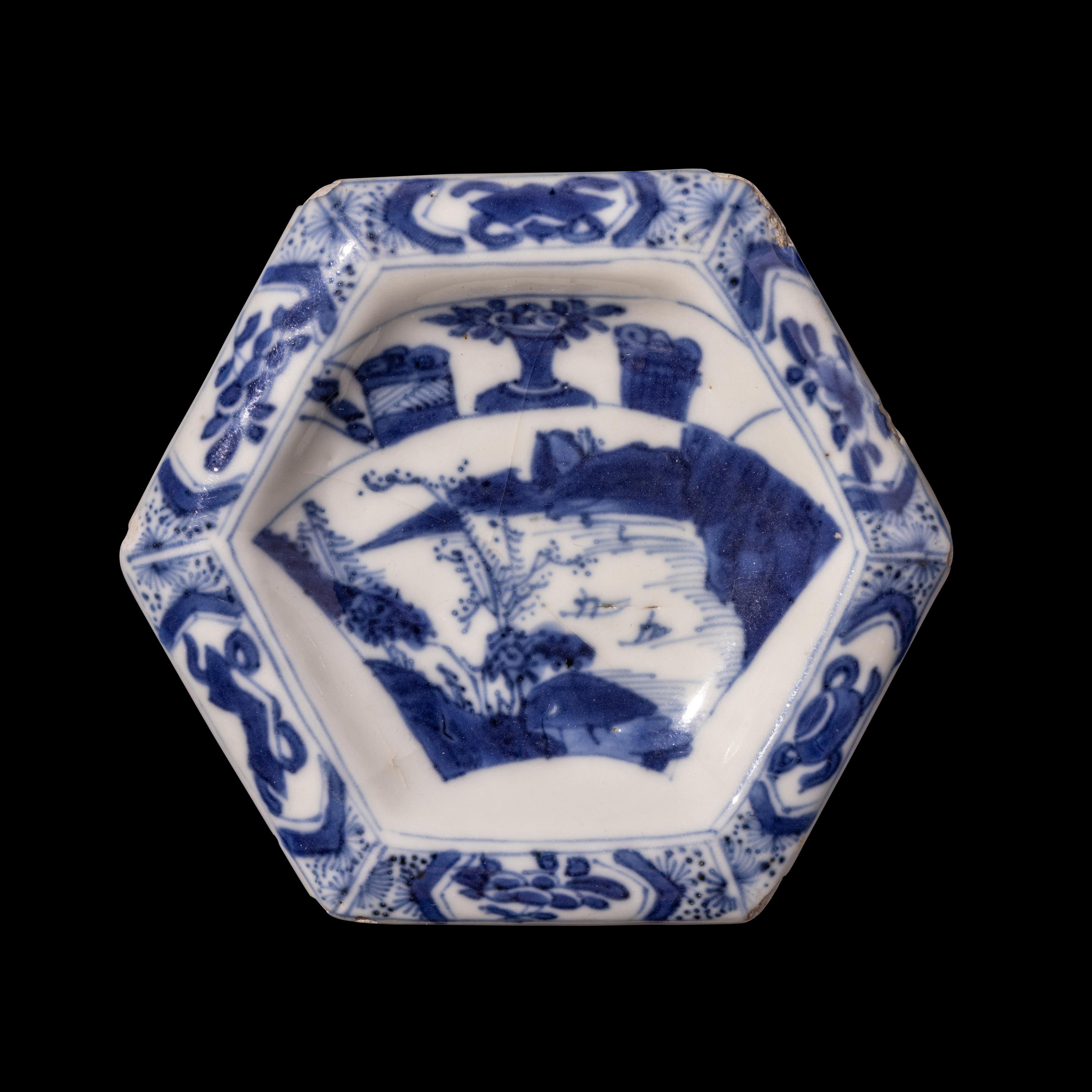 Four Small Chinese Export Blue and White Porcelain Articles