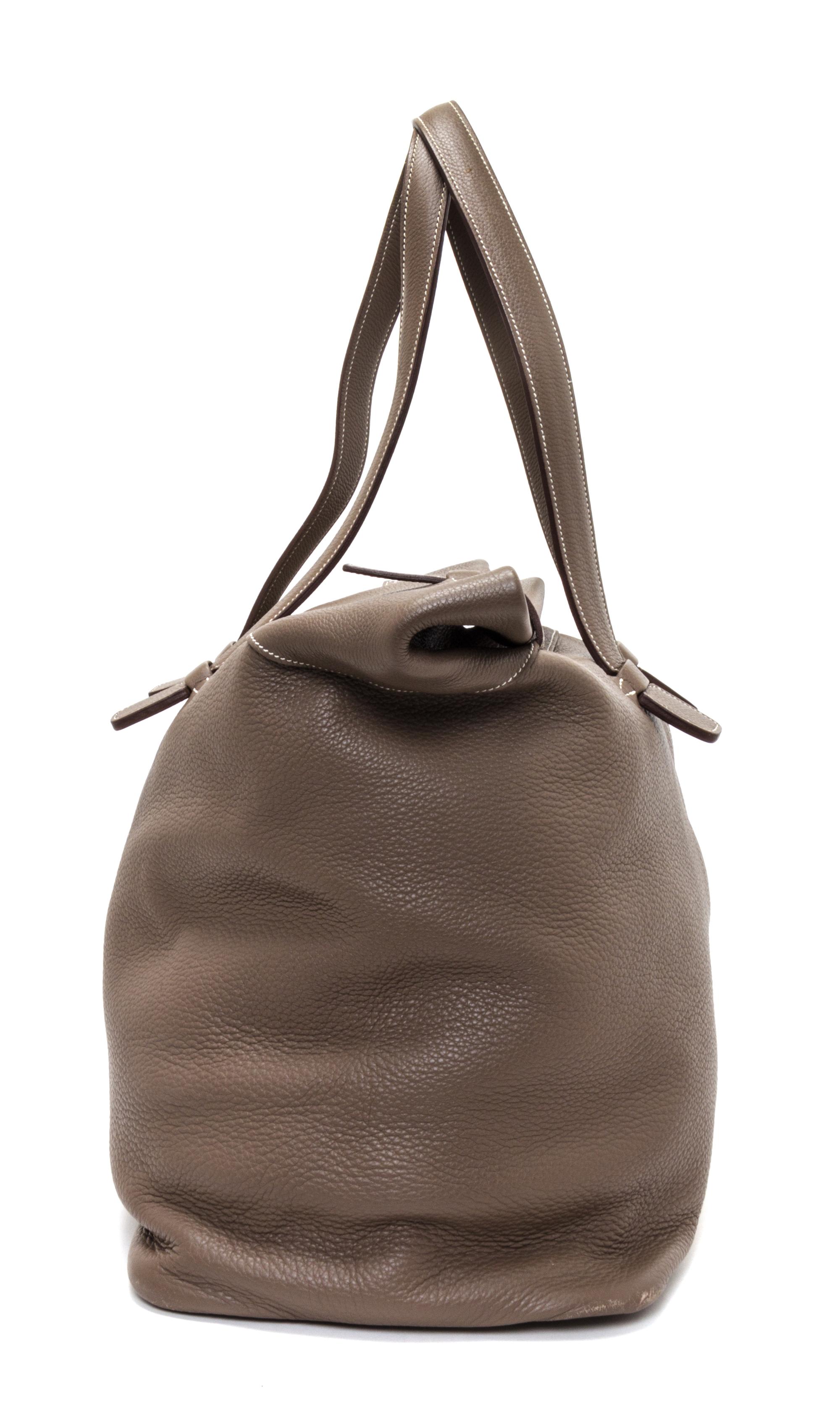 An Hermes Etoupe Leather Thar Travel Bag. 21.5" x 18" x 10".