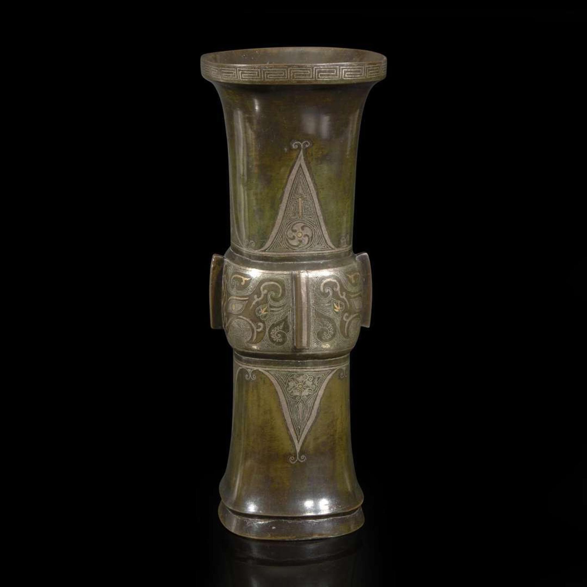 A gold and silver-inlaid and patinated bronze archaistic gu-form vase 金银象嵌加漆觚