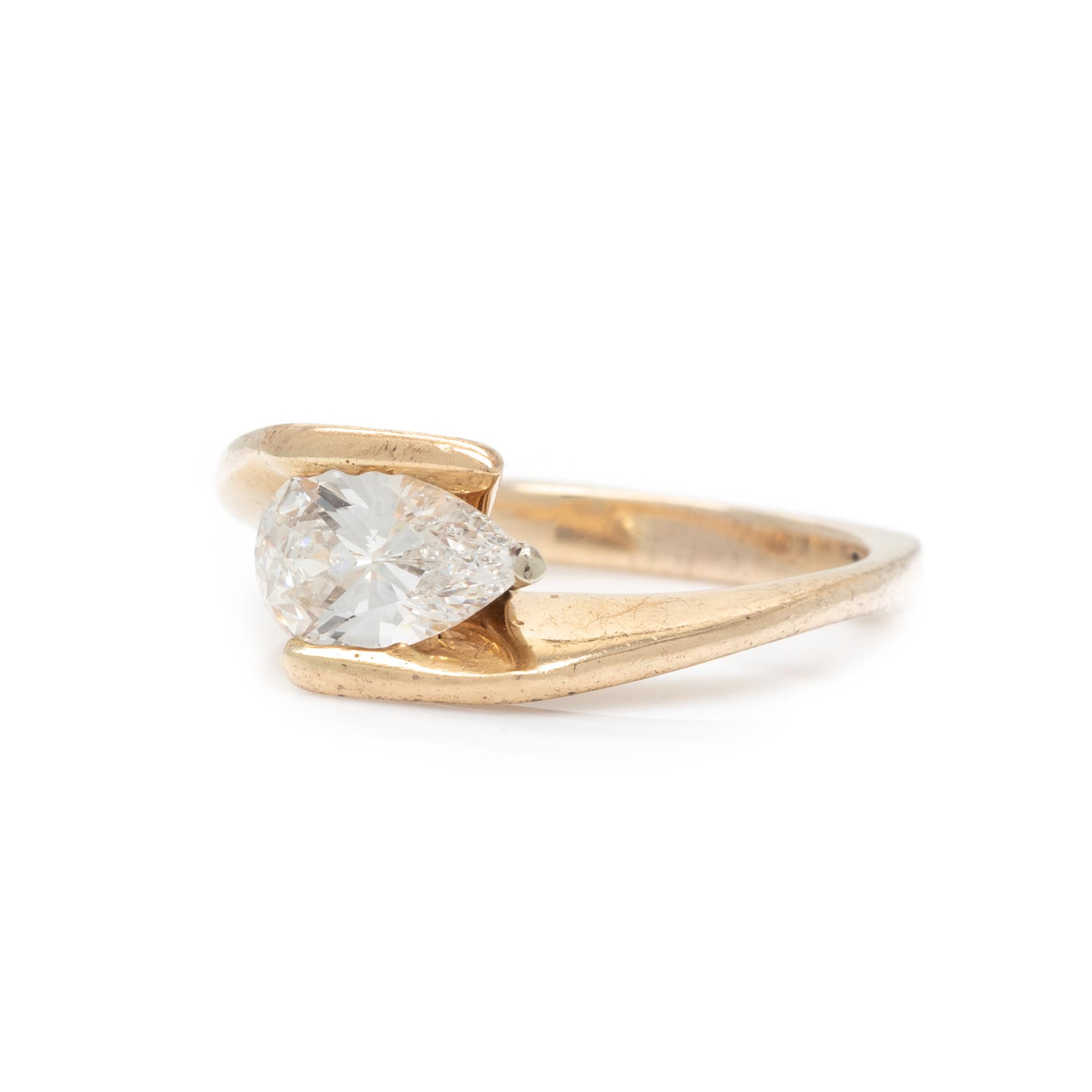 YELLOW GOLD AND DIAMOND RING