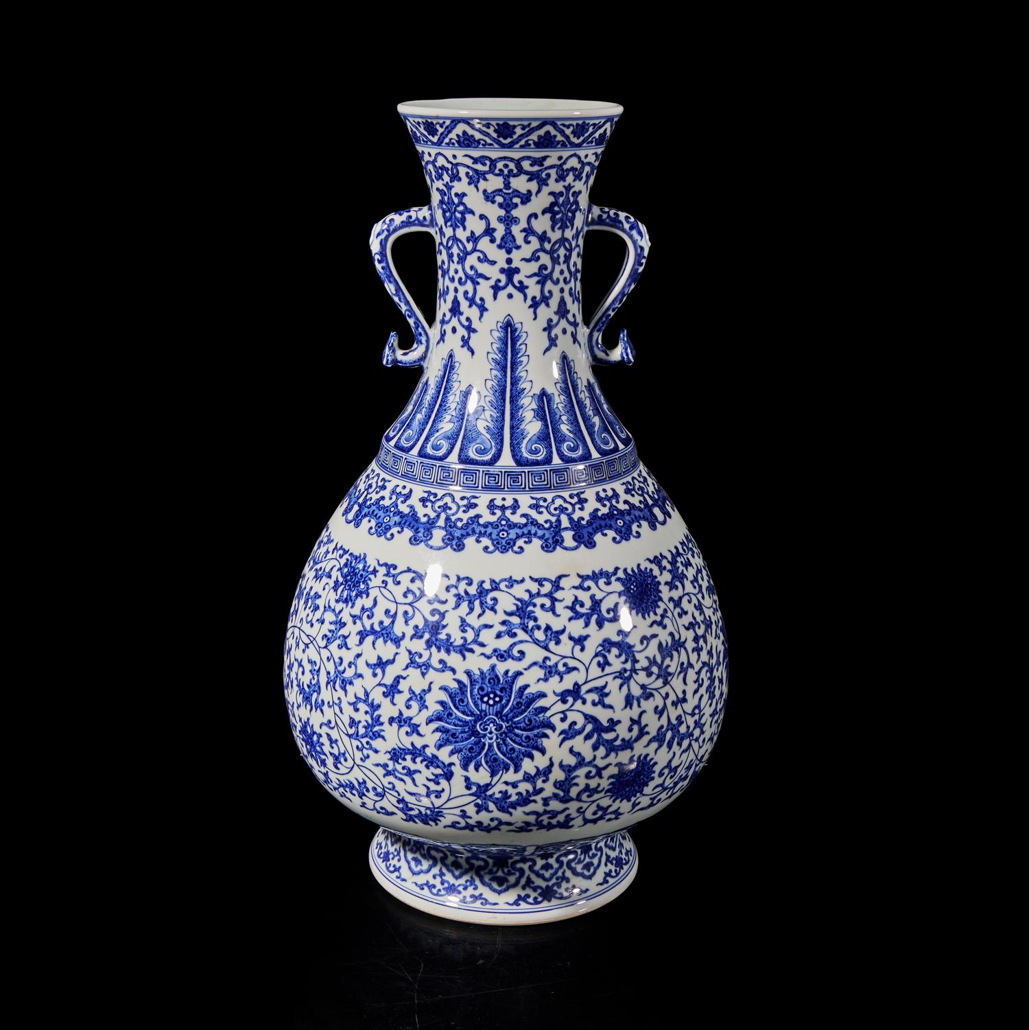 A Large Chinese Blue and White Porcelain Vase, 20th Century 近代 青花纏枝蓮紋雙耳瓶