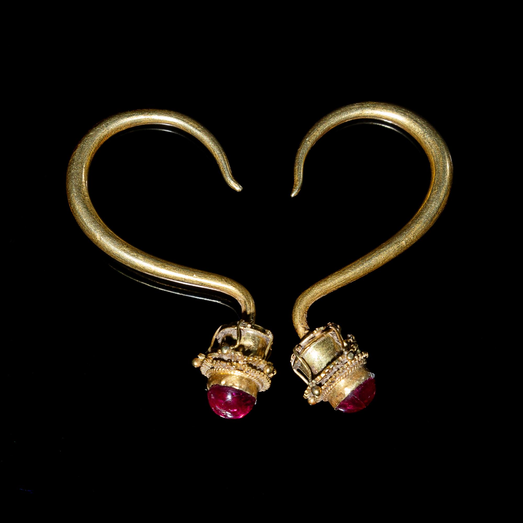 A Pair of Chinese Ruby Inset Gold 'Chrysanthemum' Earrings, Dingxiang, Ming Dynasty 明 金嵌寳花頭丁香一對