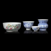 A Group of Four Chinese Enameled and Blue and White Porcelain Wares — 粉彩、青花瓷一組四件