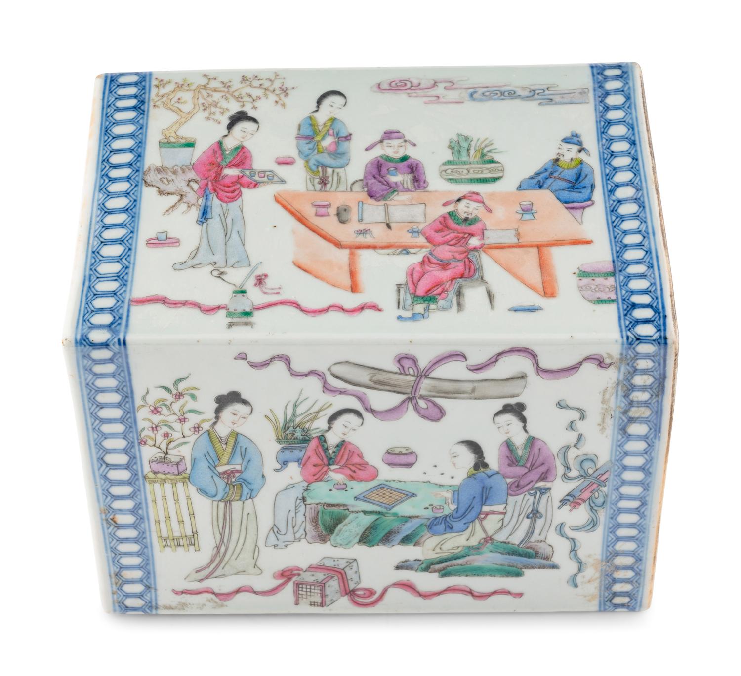 A Chinese Export Porcelain Jardinière