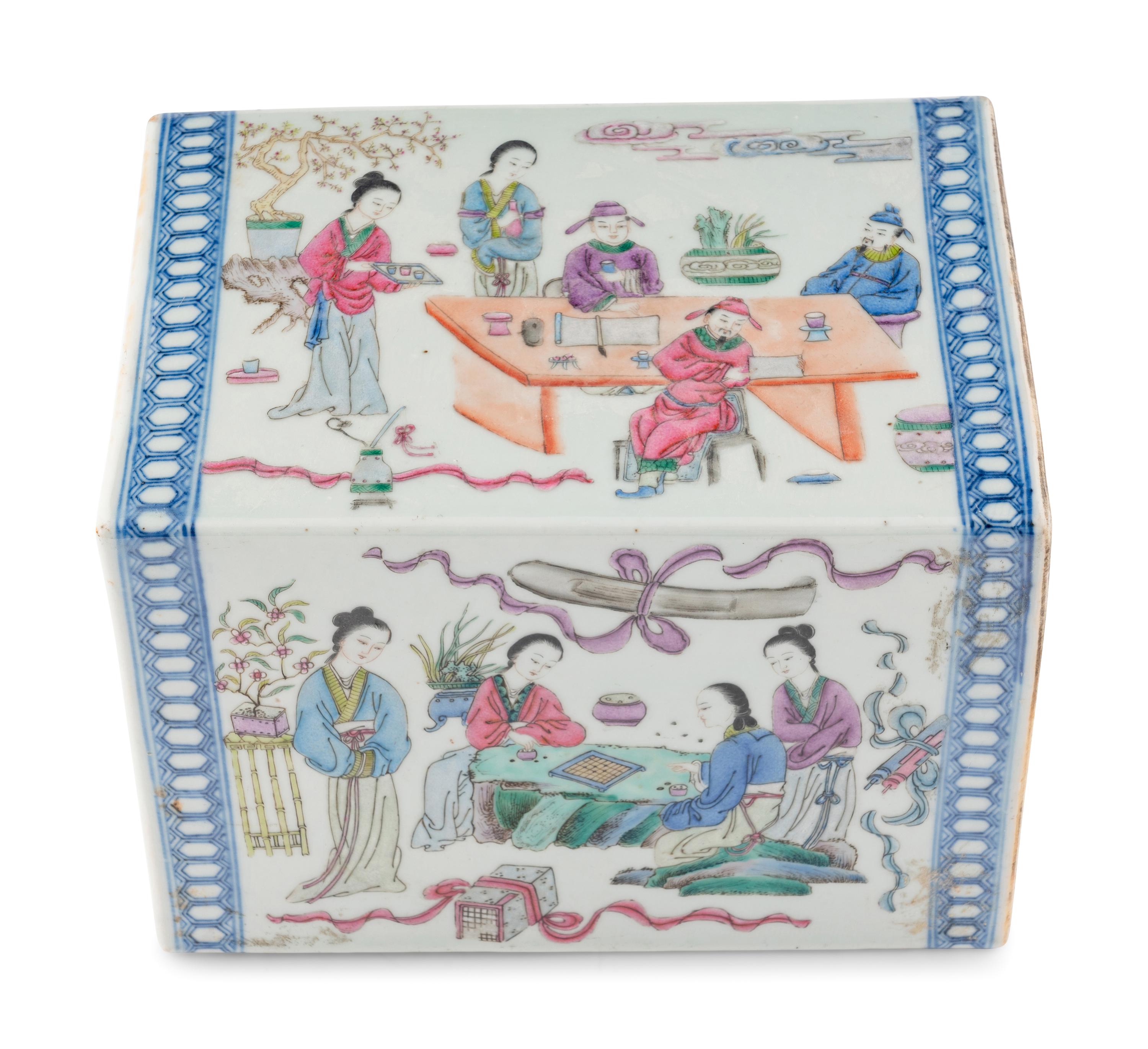 A Chinese Export Porcelain Jardinière