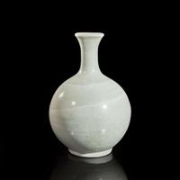 A Korean white-glazed porcelain bottle vase 朝鮮白瓷瓶 Joseon dynasty ????