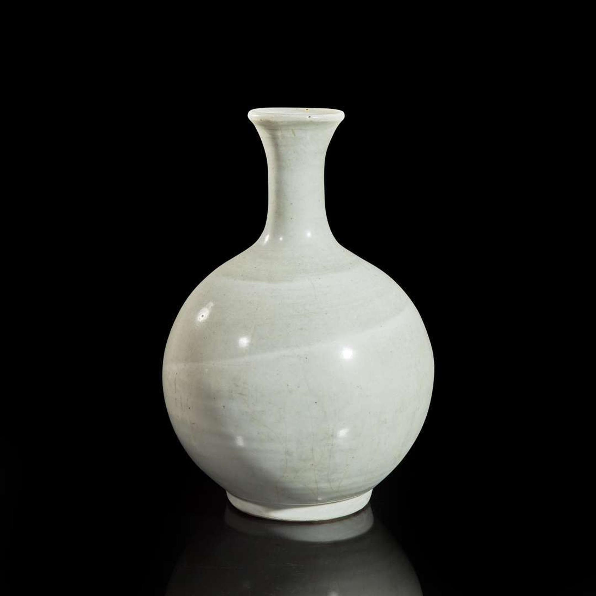 A Korean white-glazed porcelain bottle vase 朝鮮白瓷瓶 Joseon dynasty ????