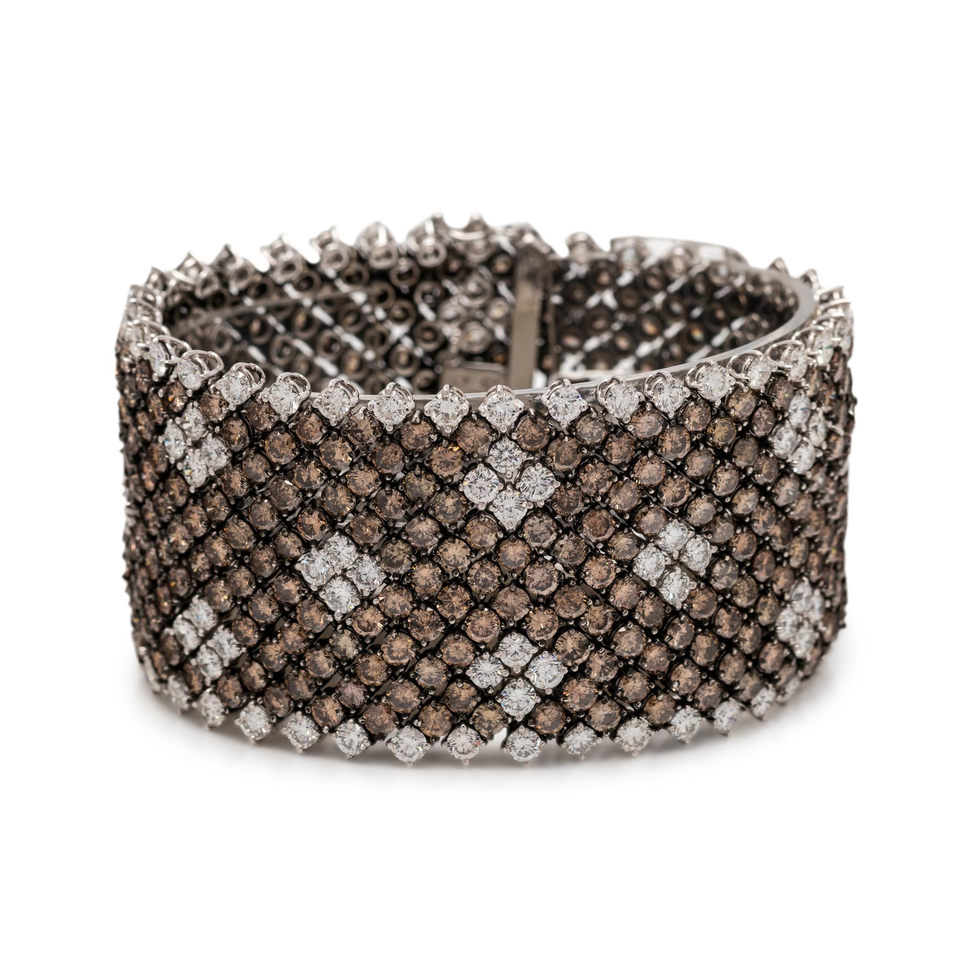 COLORED DIAMOND AND DIAMOND BRACELET