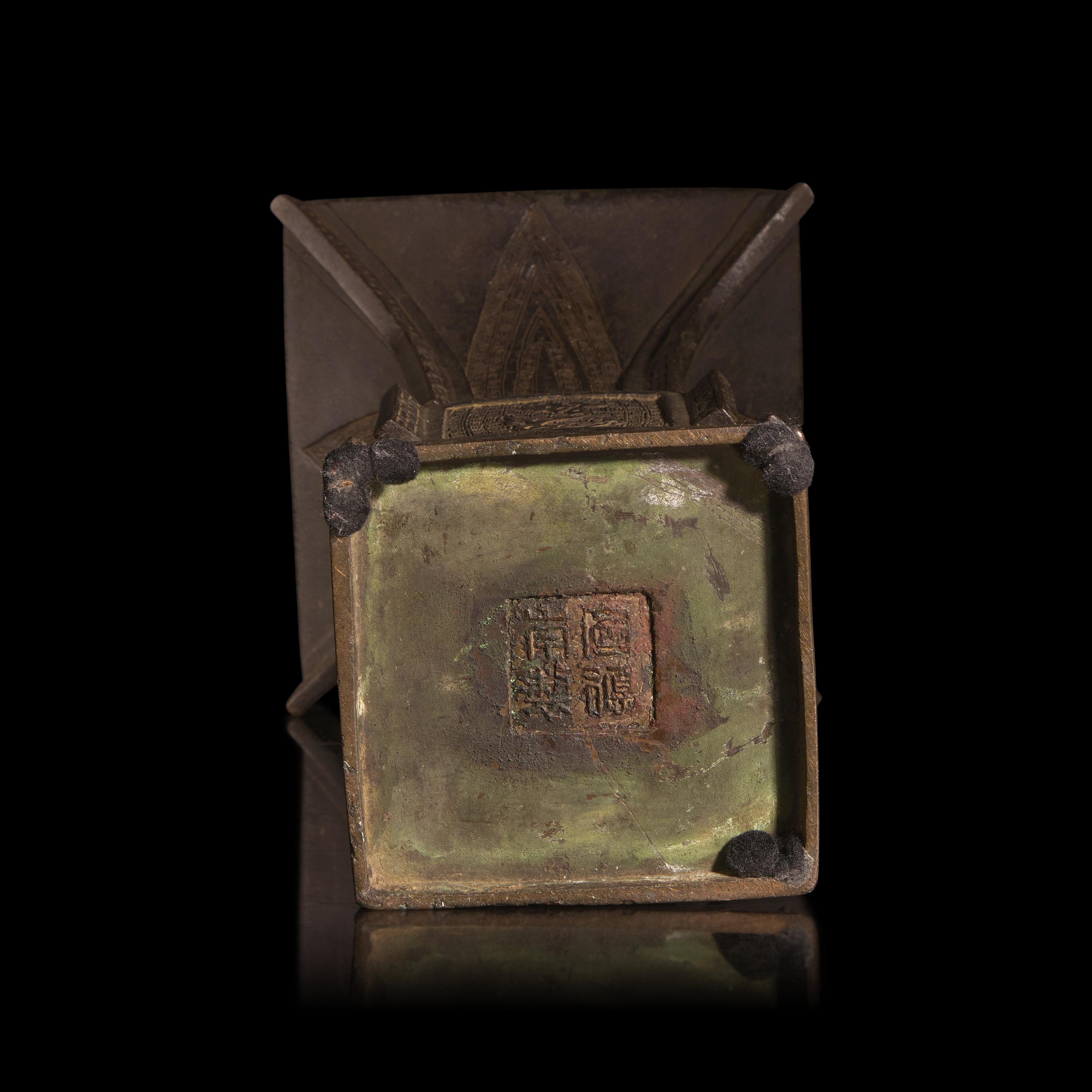 A Chinese Archaistic Bronze Vase, Fanggu, 17th/18th Century — 清早期 仿古銅方觚